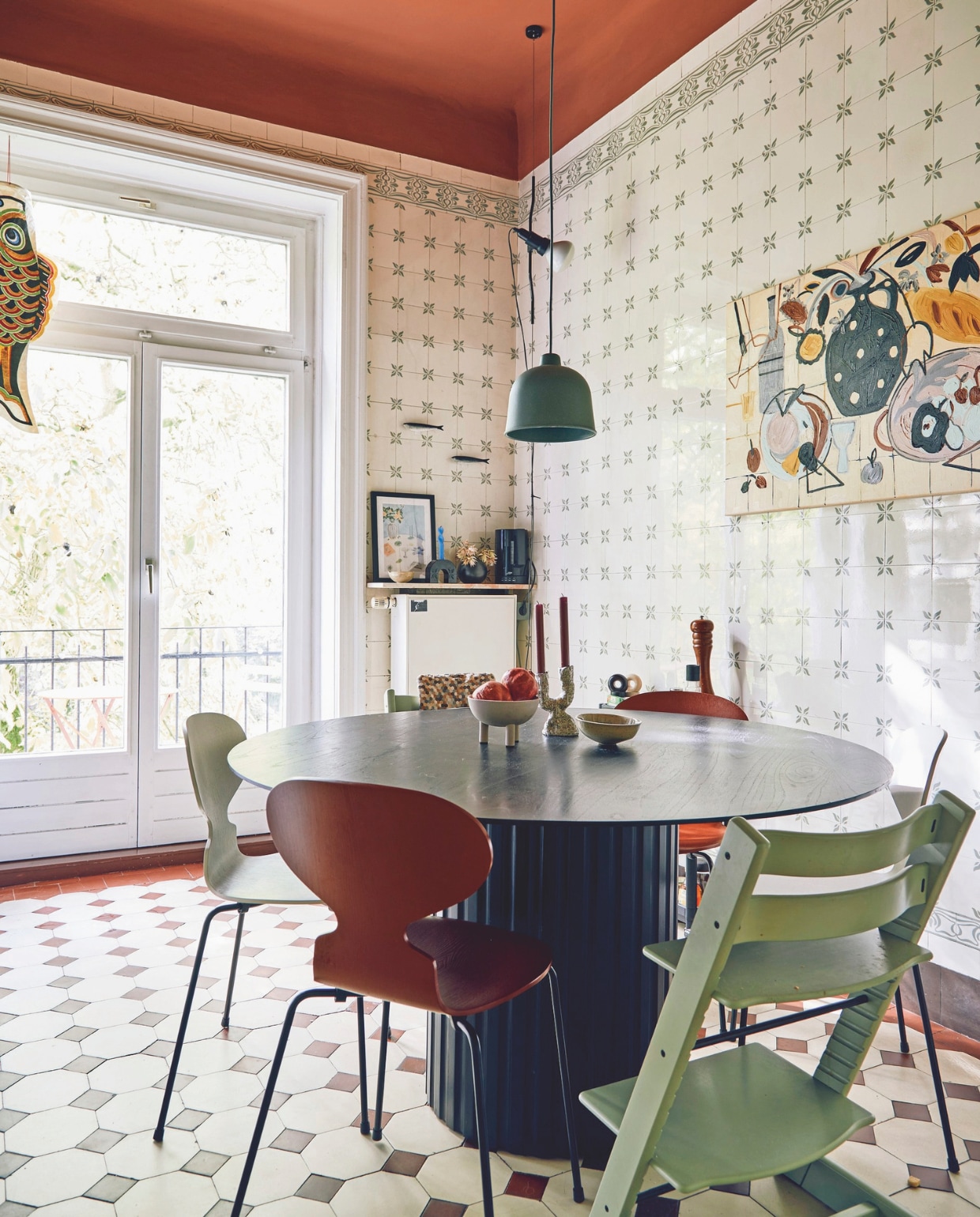 Tafel HKliving, lamp Muuto, stoelen Ant van Fritz Hansen, kinderstoel Stokke, kunstwerk aan wand Aliya Abs,tegels origineel. vtwonen 09-2024 | fotografie Nassim Ohadi