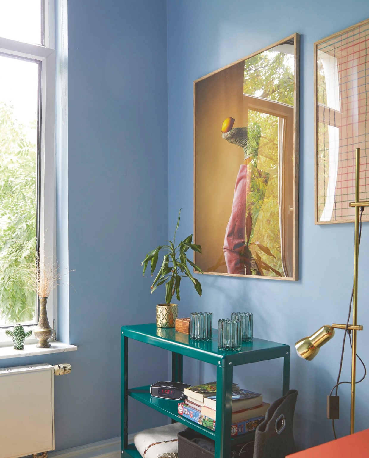 Stellingkast Ikea, print Wall of Art, soortgelijke muurverf Pitch Blue van Farrow &amp; Ball. vtwonen 09-2024 | fotografie Nassim Ohadi