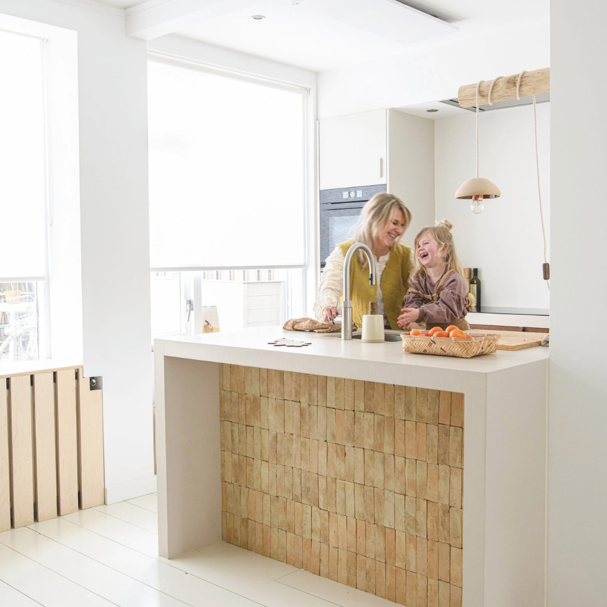 Witte keuken in een huis vol DIY-projecten