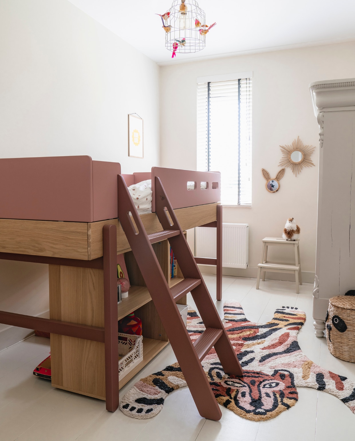 Bed Flexa. Tijger-vloerkleed en panda-mand Kwantum. Krukje Ikea. Lamp met vogels Loods5. Spiegels vintage vondsten. vtwonen 08-2021 | fotografie Muk van Lil