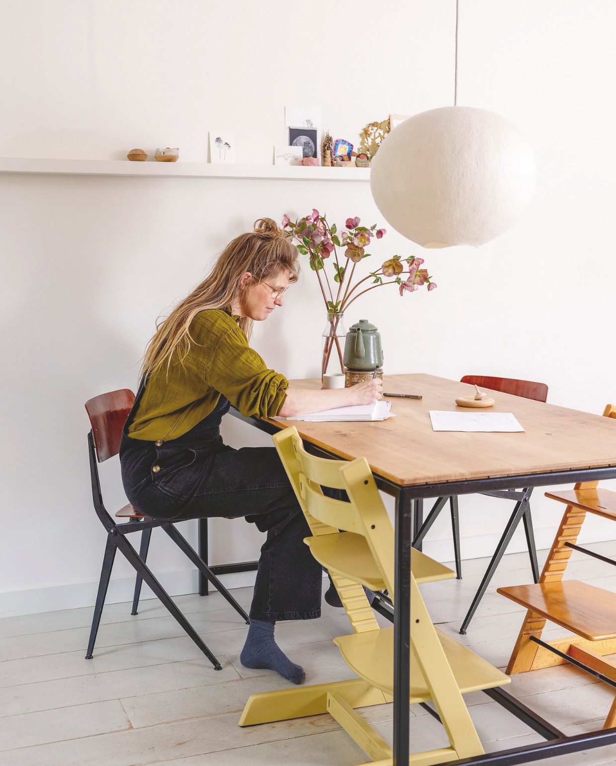 Plank aan de muur, tafel en houten tol zelfgemaakt. Lamp LumaLano, stoelen op straat gevonden, kinderstoelen Tripp Trapp van Stokke, theepot Dille & Kamille. Vloer grenen planken, geverfd in Mizzle van Farrow & Ball. vtwonen DIY 09 | styling Ilona Jongepier | fotografie Dana van Leeuwen