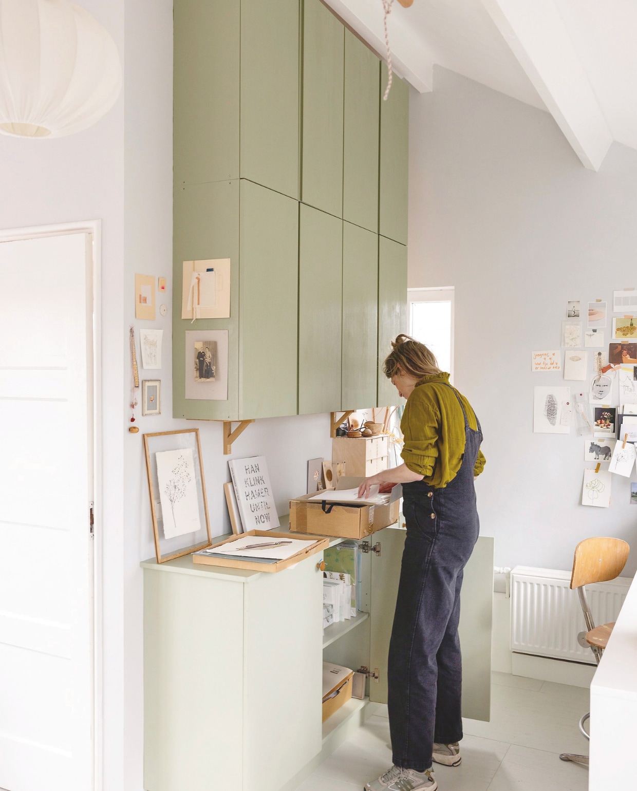 Dressoir zelfgemaakt, geverfd in Vert de Terre van Farrow & Ball. Lamp Een Stilleven, print in lijst Zwermbloem van Maartje, lijst Moebe, boek Han Klinkhamer. Kleine kunstwerken van Sanne Veldkamp en Pleun de Groot. Bureaustoel vintage. Vloer underlayment platen, geverfd in Mizzle van Farrow & Ball.