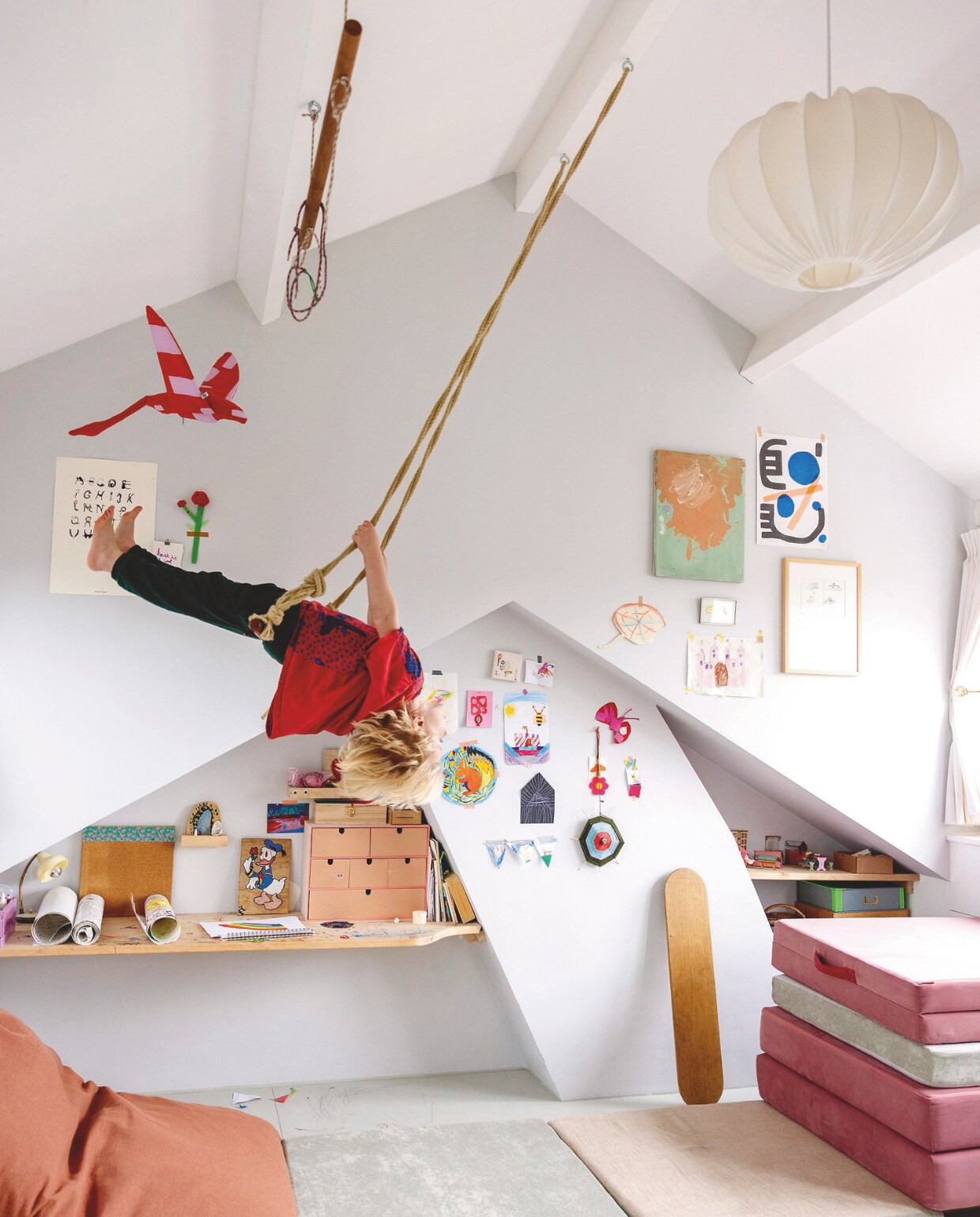 Lamp Stilleven (eenstilleven.com), zwaan Jantien Baas, poster met alfabet Vanessa Oostijen, zitzak Bryck, kussens laten maken. Schommels en ladekastje zelfgemaakt. vtwonen DIY 09 |  styling Ilona Jongepier | fotografie Dana van Leeuwen