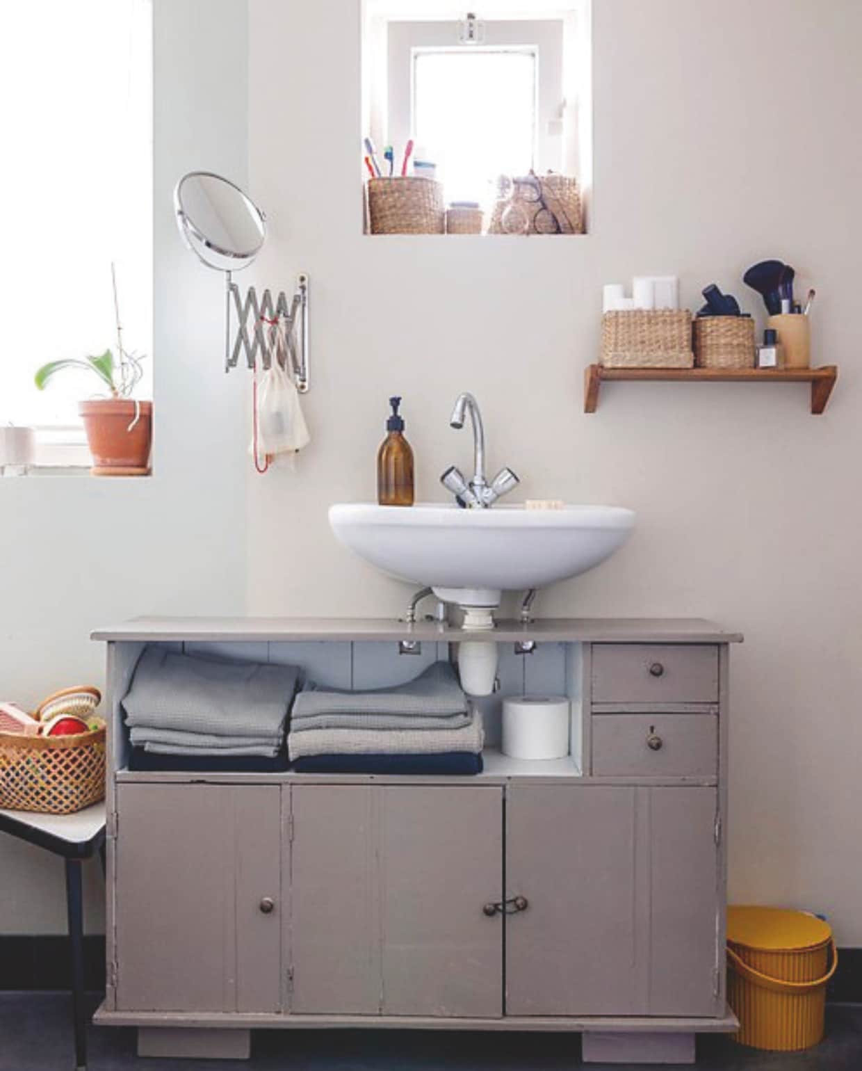 Badkamermeubel op straat gevonden. Wastafel hergebruikt. vtwonen DIY 09 |  styling Ilona Jongepier | fotografie Dana van Leeuwen