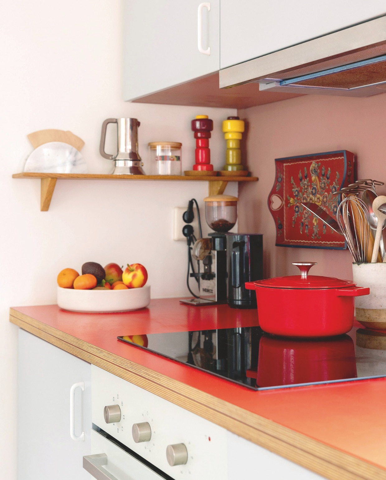 Keuken zelfgemaakt / Ikea, peper-en-zoutstel Muuto, percolator Alessi, braadpan Kringloop, dienblad aan de muur Hindeloopen, muurverf Sulking Room Pink van Farrow & Ball. vtwonen DIY 09 | styling Ilona Jongepier | fotografie Dana van Leeuwen