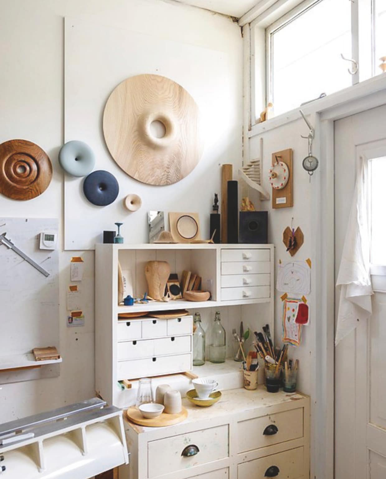Kast gemaakt van gevonden en gekregen kastjes die wit zijn geschilderd. Alle houten items zelfgemaakt door Ruben. vtwonen DIY 09 |  styling Ilona Jongepier | fotografie Dana van Leeuwen