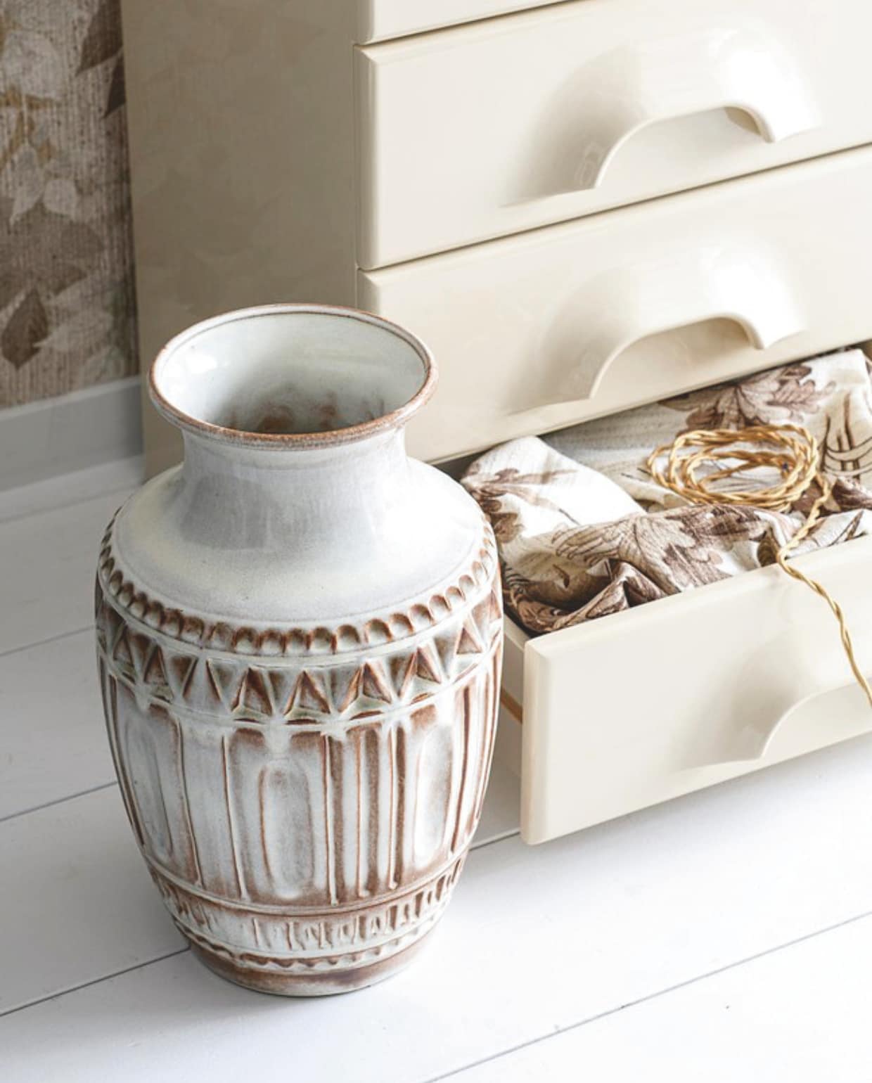 Jutelook behang 12502, per meter € 9,50 (swiet.nl). Vintage vaas Nittsjö Sweden € 45,- (zaanschfaamwebshop.nl). Mdf  ladekast Chest van HKliving, 60x35x35,2 cm (bxdxh) € 1653,- (flinders.nl). Lijst privébezit. vtwonen 09-2024 | styling Myla Griese | fotografie Louis Lemaire