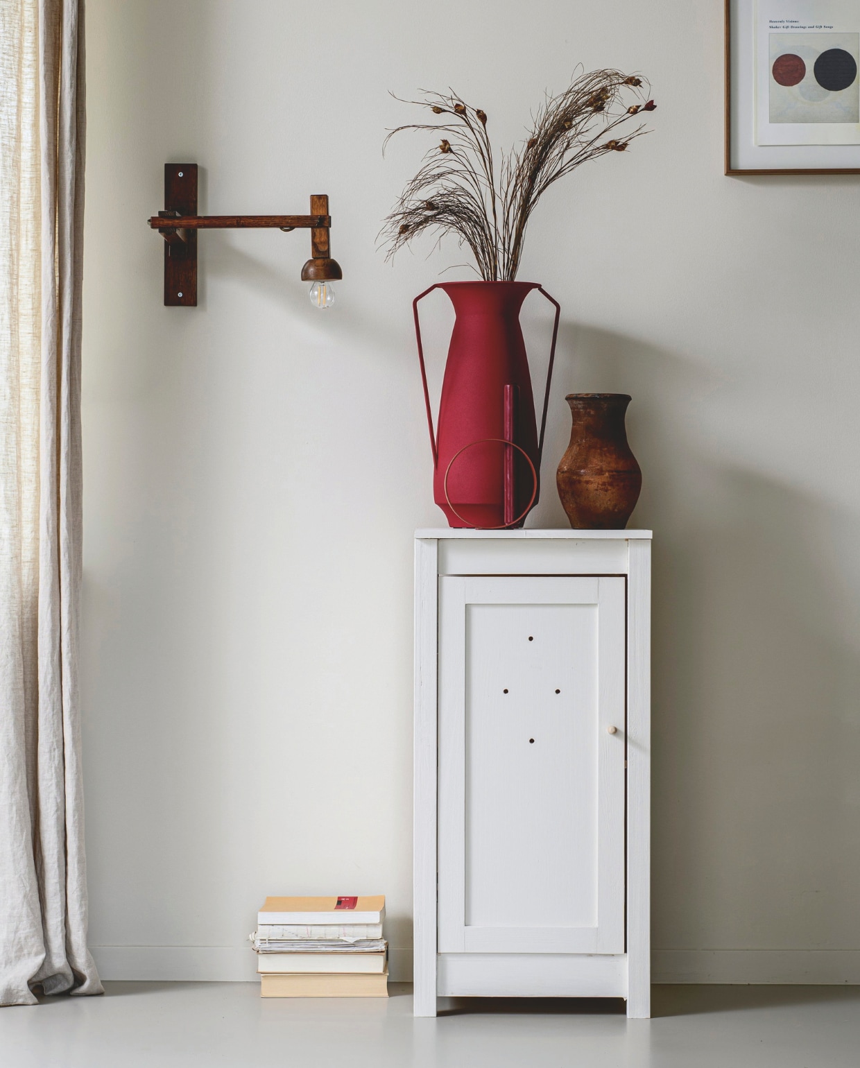 Lyocellmix gordijn, 250x300 cm € 79,99 (hm.com). Metalen vaas Roman van Polspotten, set van 4 € 180,-, metalen vaas Ios in Red Ochre van Fermob € 53,10, koffiemok Terres de Rêves van Serax € 15,50 (shop.vtwonen.nl). Vintage kruik € 59,- (bymolle.com). Poster print van cover boek Heavenly visions: Shaker gift drawings and gift songs door France Morin 2001, vintage wandlamp privébezit. vtwonen DIY special 9 | styling Myla Griese | fotografie Louis Lemaire