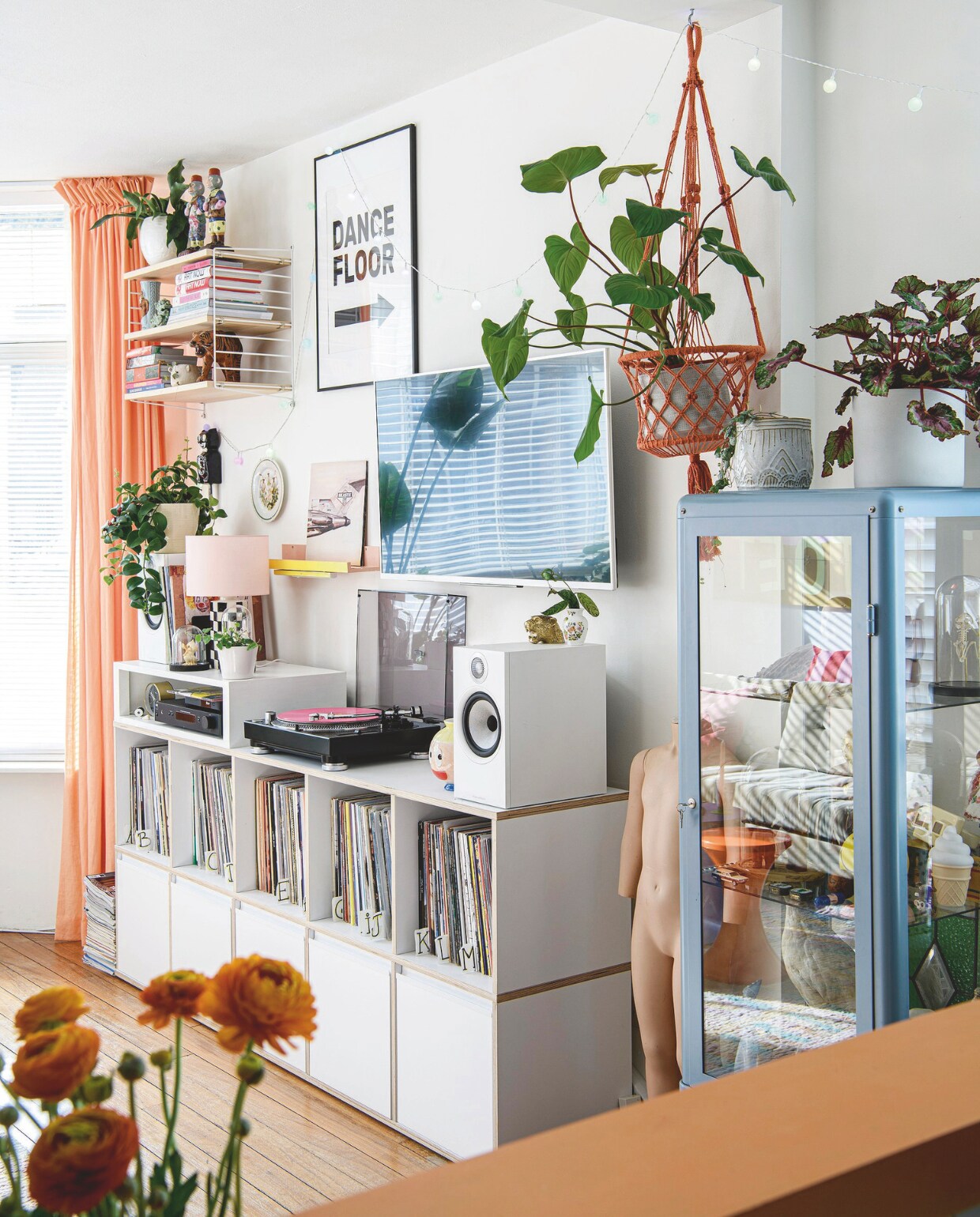 Platenkast Tylko, wandrek String Furniture, porseleinen apen via Instagram @floorvinted, vitrinekast Ikea, pop op straat gevonden, plantenhanger AliExpress, Star Wars-poppetjes van Daniëlles broer, zwart-witte lamp &amp;K Amsterdam, kitty-klok erboven It’s a present, poster Fy!, platenspeler Pioneer DJ via Concerto, vaas hoofd Rico Design x Redfries, speakerset 606 Bowers &amp; Wilkins. vtwonen 09-2024 | styling Inge van Lieshout | fotografie Louis Lemaire
