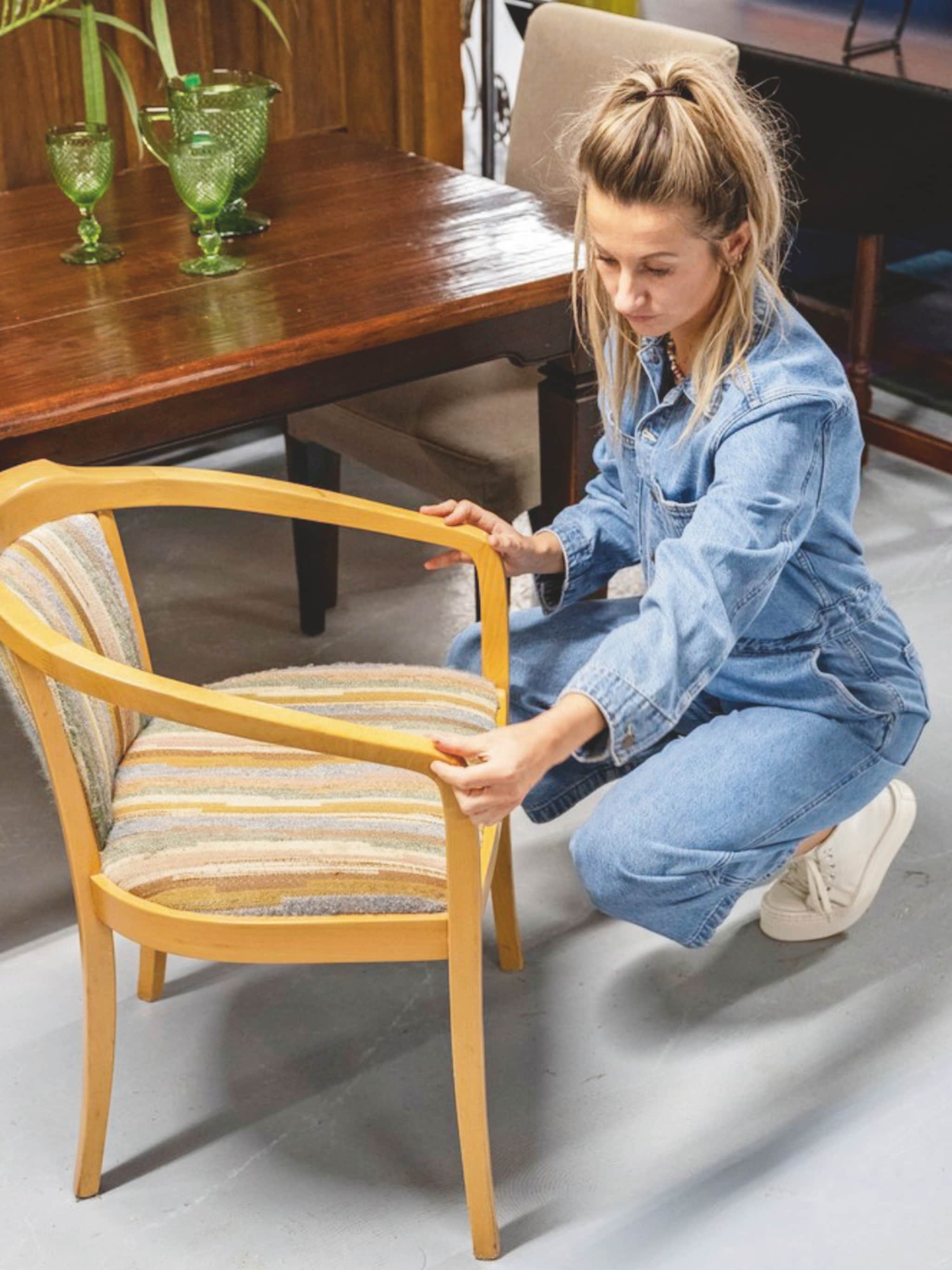 kringloophack stylist kelly vergeelde eetkamerstoelen