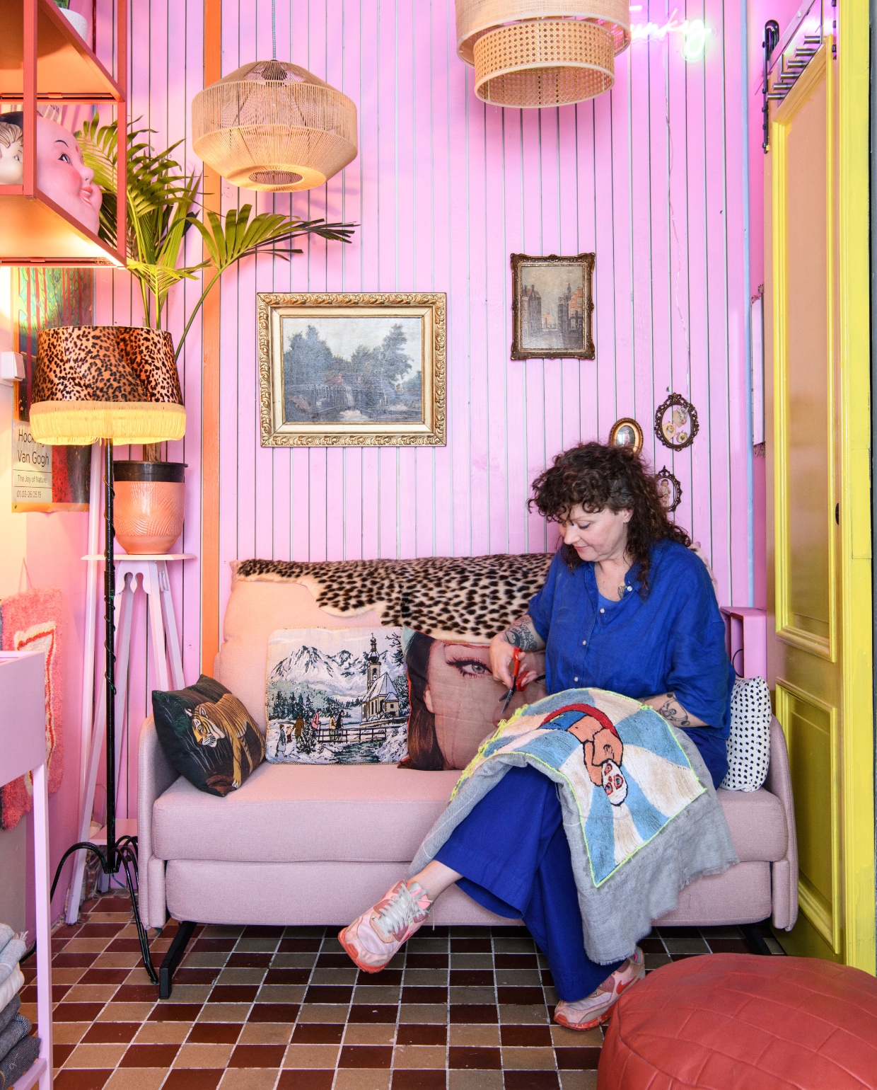 Roze verf Cotton Candy en gele verf Sunny Gold van Lacq. Slaapbank Beliani, plaid met panterdessin Xenos, kussen links H&M, kussen rechts Ikea. Hoge plantentafel op straat gevonden, zelf geverfd. Lampen Karwei, Chinees masker Toko Dun Yong, roze plantenbak La Redoute. Tegels lagen al in het huis. Rode poef @floorvinted.  vtwonen 09-2024 | styling Inge van Lieshout | fotografie Louis Lemaire