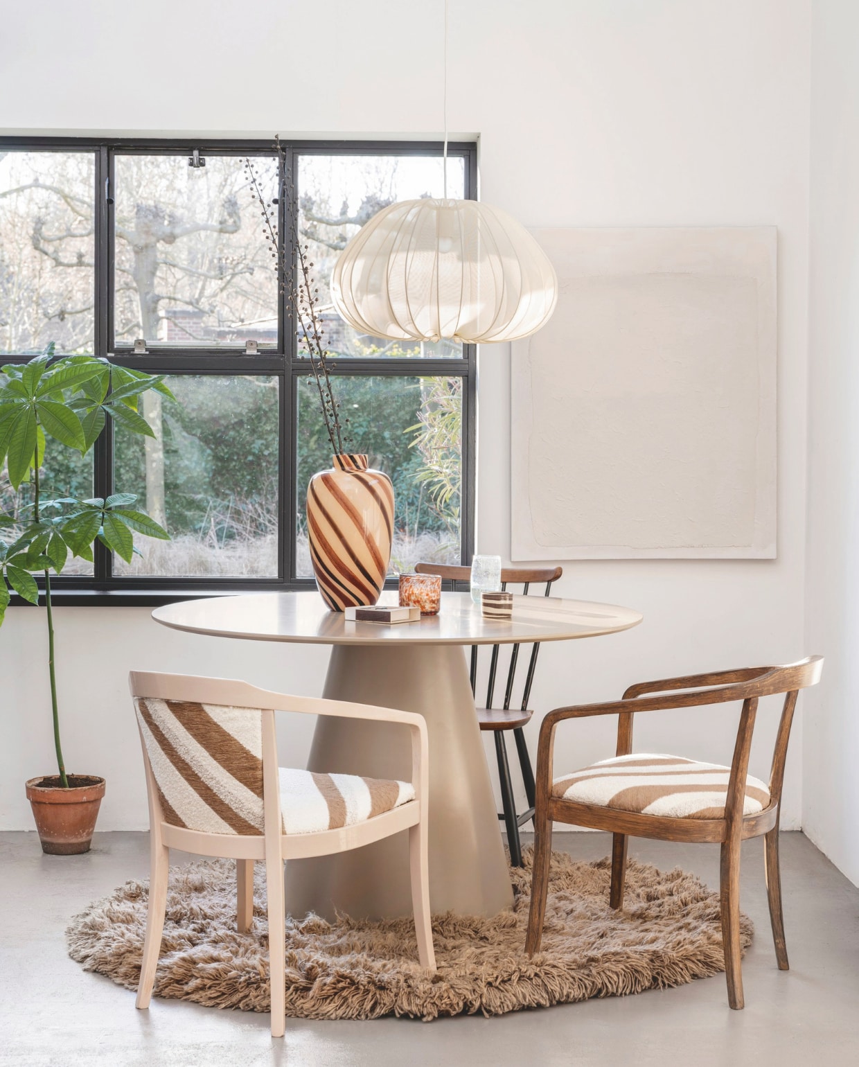 Stof Slalom, jacquard geweven chenille en bouclé, 140 cm breed, per meter € 111,60 (casamance.com). Linnen kunstwerk Maha, 89x102 cm (bxh) € 99,99 (kavehome.coml). Wollen vloerkleed Fluffy van HKliving, 150 cm (Ø) € 675,-, mdf tafel Jorre van Woood, 120x76 cm (Øxh) € 499,-, katoenen lamp Balloon van Bolia € 524,-, glazen vaas Affogato van HKliving € 99,- (vtwonen.nl/shop). Bruin-witte koffiekop € 24,- (studio-potterdam.com). vtwonen 09-2024 | styling Kelly van Gendt | fotografie Stan Koolen | m.m.v. de Kringloper Naarden
