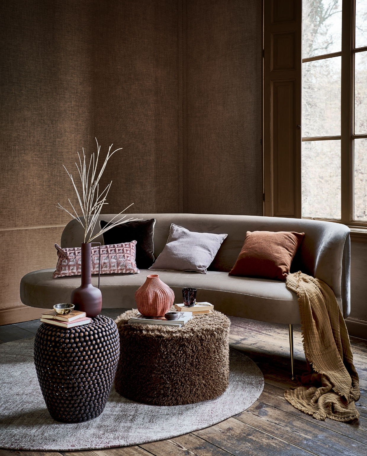 Rond vloerkleed € 299,- (vloerkledenwinkel.nl). Bank € 2585,- (keijserenco.nl). Metalen bijzet-tafel met bolletjes € 235,- (polspotten.nl). Roze linnen notitieboek € 19,95, bruine keramieken wierrookhouder € 24,95 (letoile.store). Bruin leren boek € 24,95, bruin glas € 10,33 (nordal.eu). Gemarmerd schaaltje € 9,99, terra vaas in knoflookvorm € 49,99 (sissy-boy.com). Bruine vaas met handvat € 45,-, bruin kussen € 49,99 (homestede.nl). Poef met vacht van Essenza € 139,95 (vtwonen.nl). Roze kussen van Designers Guild € 102,-, bruin fluwelen kussen van Designers Guild € 83,-, mauve linnen kussen van Designers Guild € 75,- (wva.nl). Plaid € 50,- (paviljoen-noord.com). Overig privébezit. vtwonen 01-2022 | styling Danielle Verheul | fotografie Sjoerd Eickmans | locatie Landhuis Oud Amelisweerd (landhuisoudamelisweerd.nl) | assistentie Sanne Ketelaar, Meike Linthorst, Willem Tjalma