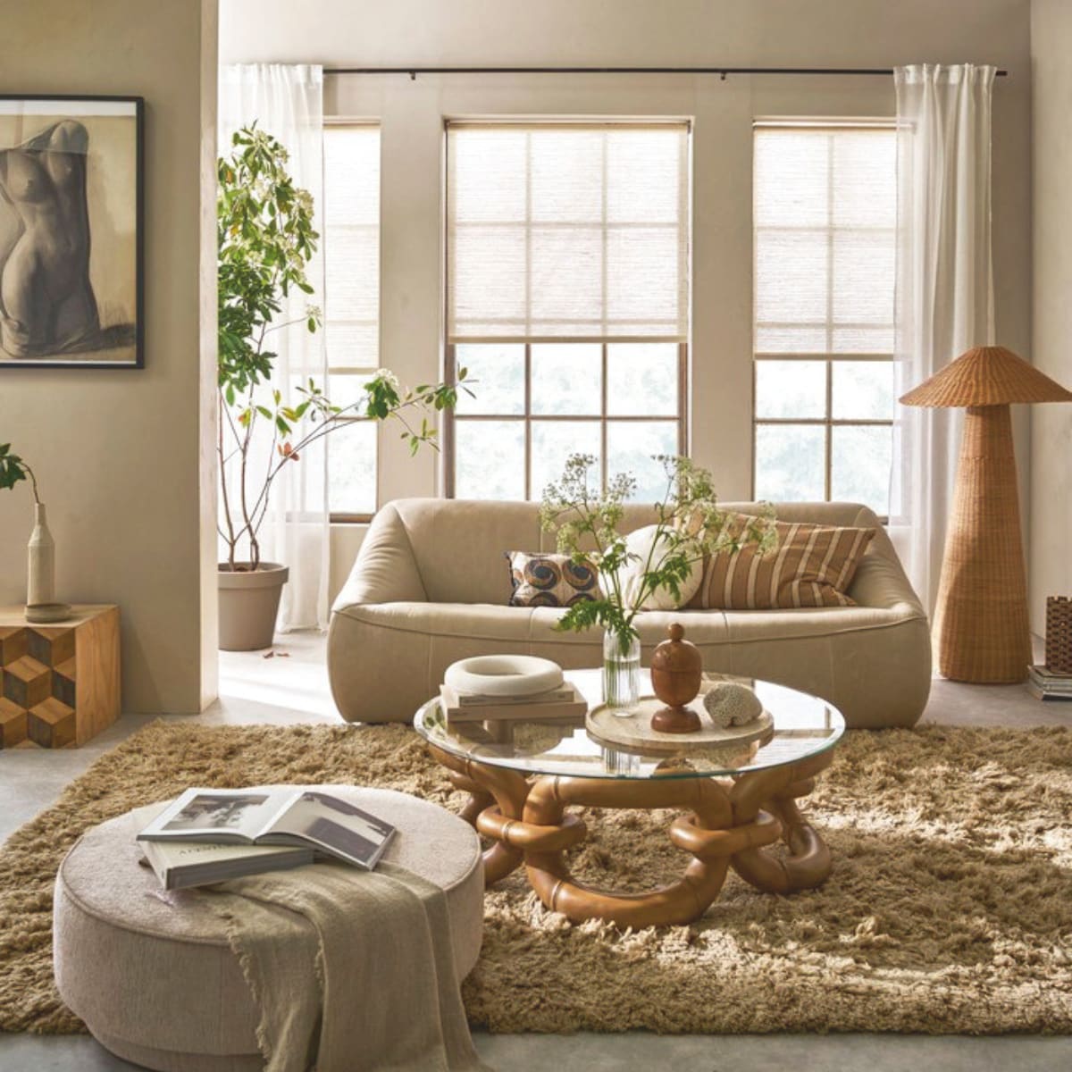 Lichtdoorlatende rolgordijnen Air, 90x190 cm (bxh), per stuk vanaf € 78,99. Halftransparante gordijnen Frost in wit met plooi, 140x270 cm (bxh), per stuk € 49,99.M.m.v. lauthentique.nl (kalkverf in Dons), montis.nl (driezitsbank Ringo), mimosa-interiorconcepts.com (salontafel Bamboo Bracelet van Dusty Deco), vtwonen.nl/shop (vloerkleed Meadow van Ferm Living, kussens met print van HKliving, vloerlamp Dou van Ferm Living), graublau.nl (tekening), basiclabel.nl (poef Pearl van vtwonen). Overig privébezit. vtwonen 07-2024 | styling Cleo Scheulderman | fotografie Jeroen van der Spek