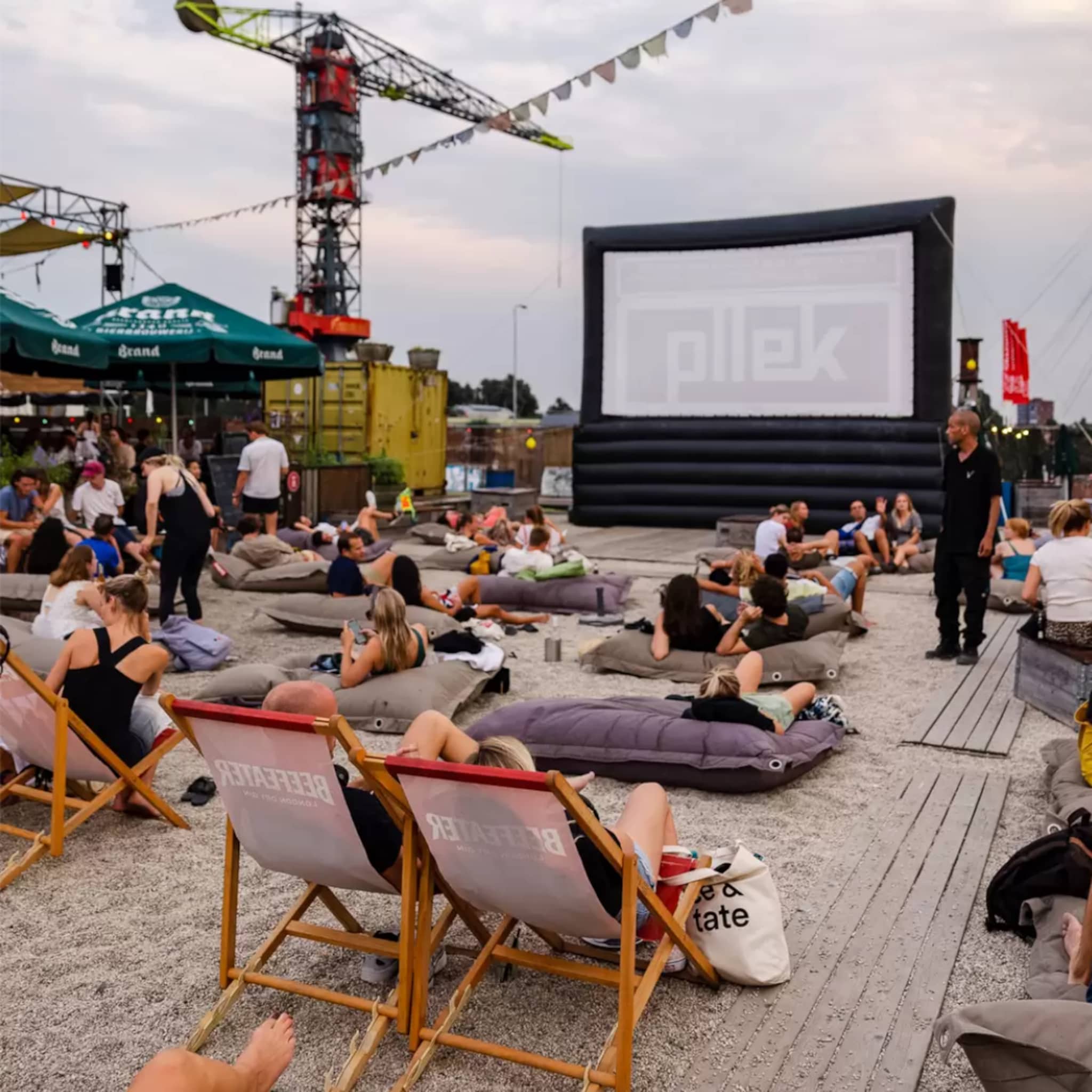 Openluchtbioscoop bij Pllek in Amsterdam