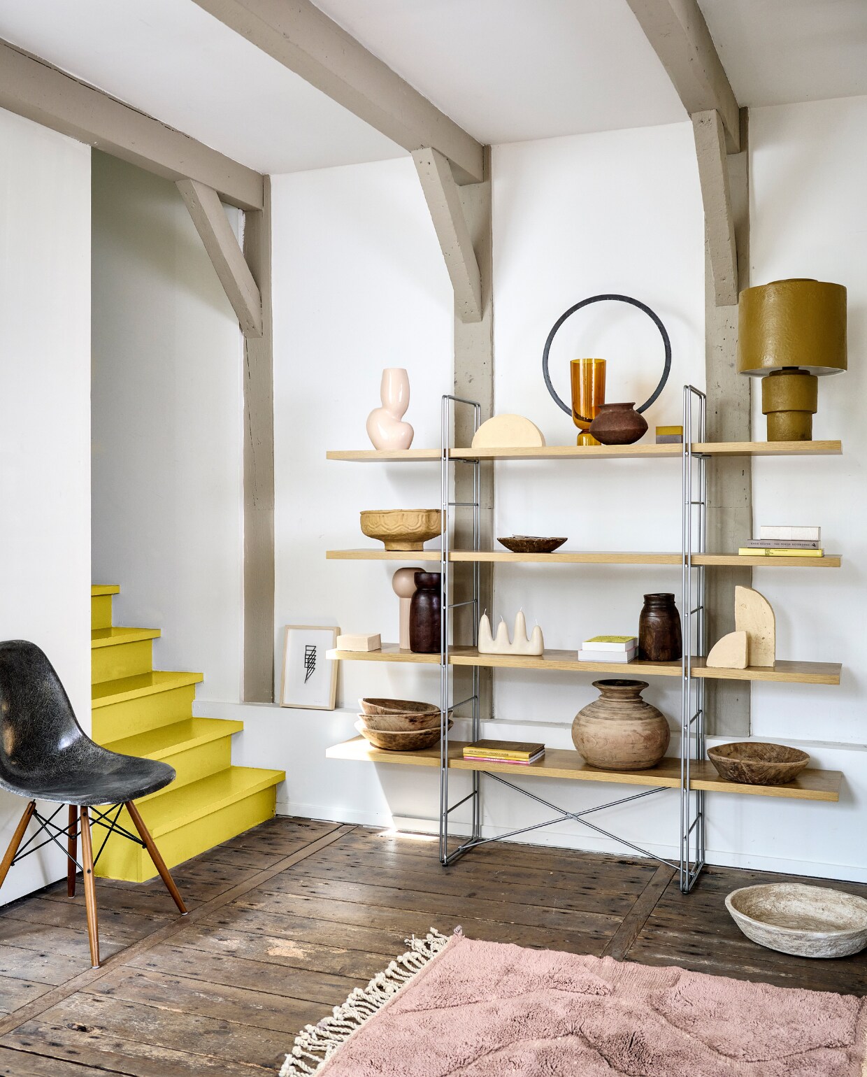 Vintage kast Entri van Niels Gammelgaard € 499,- (dezaakvansjaak.nl/shop). Bovenste plank: zandkleurig object € 259,- (hetkabinet.nl). Object Shape van Ferm Living, set van 4 € 175,-, vaas Bottoms Up van Hay (vtwonen.nl/shop). Oude pot € 19,95 (hetkabinet.nl). Tafellamp van HKliving € 295,- (vtwonen.nl/shop). Plank daaronder: papier-maché schaal € 29,95 (vtwonen.nl/shop). Stenen schaal € 39,- (hetkabinet.nl). Plank daaronder: object Shape van Ferm Living, set van 4 € 175,- (vtwonen.nl/shop). Vaas met bol op voet € 57,95, houten Nepalese vaas € 34,95 (hetkabinet.nl). Kaars Stala van Ferm Living € 49,- (vtwonen.nl/shop). Houten Nepalese vaas € 34,95 (hetkabinet.nl). Objecten Shape van Ferm Living, set van 4 € 175,- (vtwonen.nl/shop). Onderste plank: houten schalen € 49,95, oude pot, prijs op aanvraag (hetkabinet.nl). Fibreglass stoel Eames DSW van Vitra in Raw Umber € 845,-(flinders.nl). Papier-maché schaal € 29,95 (hetkabinet.nl). Overig privébezit. vtwonen 11-2023 | styling Marlies Does | fotografie Sjoerd Eickmans | assistentie Lisa Weel