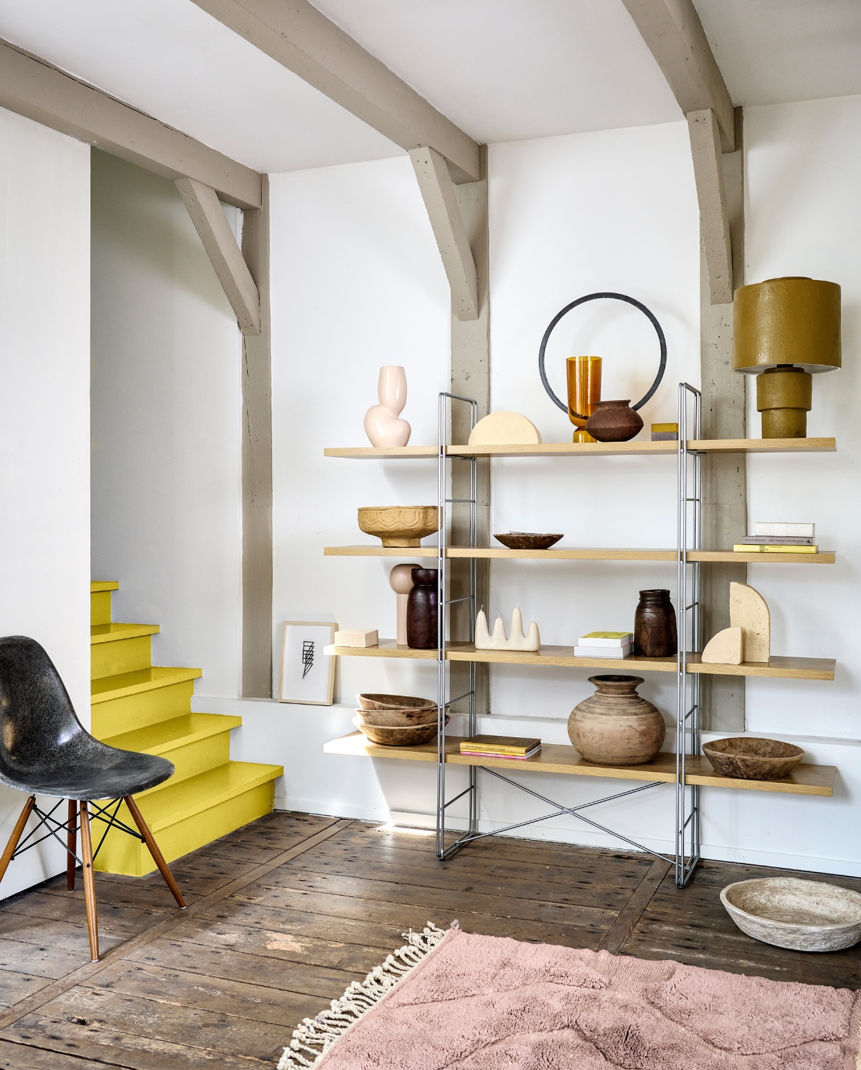 Vintage kast Entri van Niels Gammelgaard € 499,- (dezaakvansjaak.nl/shop). Bovenste plank: zandkleurig object € 259,- (hetkabinet.nl). Object Shape van Ferm Living, set van 4  € 175,-, vaas Bottoms Up van Hay (vtwonen.nl/shop). Oude pot € 19,95 (hetkabinet.nl). Tafellamp van HKliving € 295,- (vtwonen.nl/shop). Plank daaronder: papier-maché schaal  € 29,95 (vtwonen.nl/shop). Stenen schaal € 39,- (hetkabinet.nl). Plank daaronder: object Shape van Ferm Living, set van 4 € 175,- (vtwonen.nl/shop). Vaas met bol op voet € 57,95, houten Nepalese vaas  € 34,95 (hetkabinet.nl). Kaars Stala van Ferm Living € 49,- (vtwonen.nl/shop). Houten Nepalese vaas € 34,95 (hetkabinet.nl). Objecten Shape van Ferm Living, set van 4 € 175,- (vtwonen.nl/shop). Onderste plank: houten schalen  € 49,95, oude pot, prijs op aanvraag (hetkabinet.nl). Fibreglass stoel Eames DSW van Vitra in Raw Umber € 845,- (flinders.nl). Papier-maché schaal  € 29,95 (hetkabinet.nl). Overig privébezit. vtwonen 11-2023 | styling Marlies Does | fotografie Sjoerd Eickmans | assistentie Lisa Weel