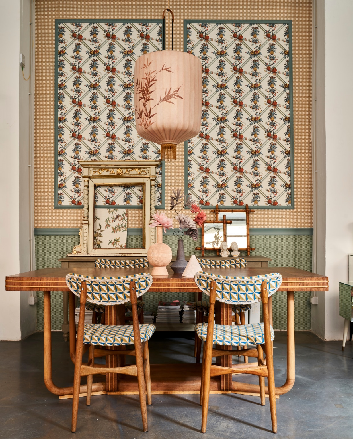 Stof van stoelen en behang Gastón y Daniela via Nap Atelier. Lampion HKliving. Bureau, spiegellijst, fotolijsten en bijzettafels vintage. vtwonen 09-2024 | styling Francesca Davoli | fotografie Fabrizio Cicconi