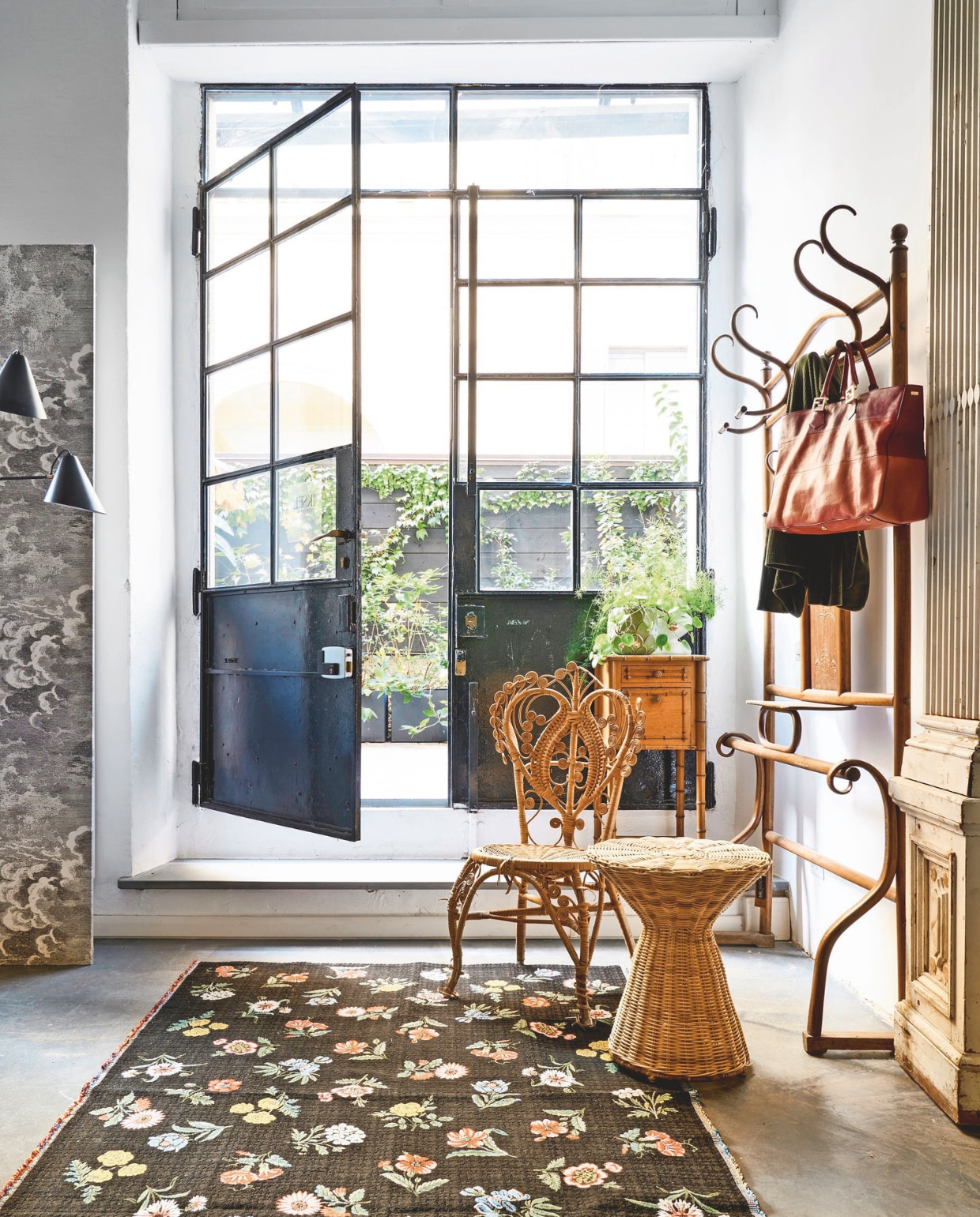 Bijzettafel HKliving, tapijt Miho, vintage kapstok Nap Atelier, stoel vintage. vtwonen 09-2024 | styling Francesca Davoli | fotografie Fabrizio Cicconi