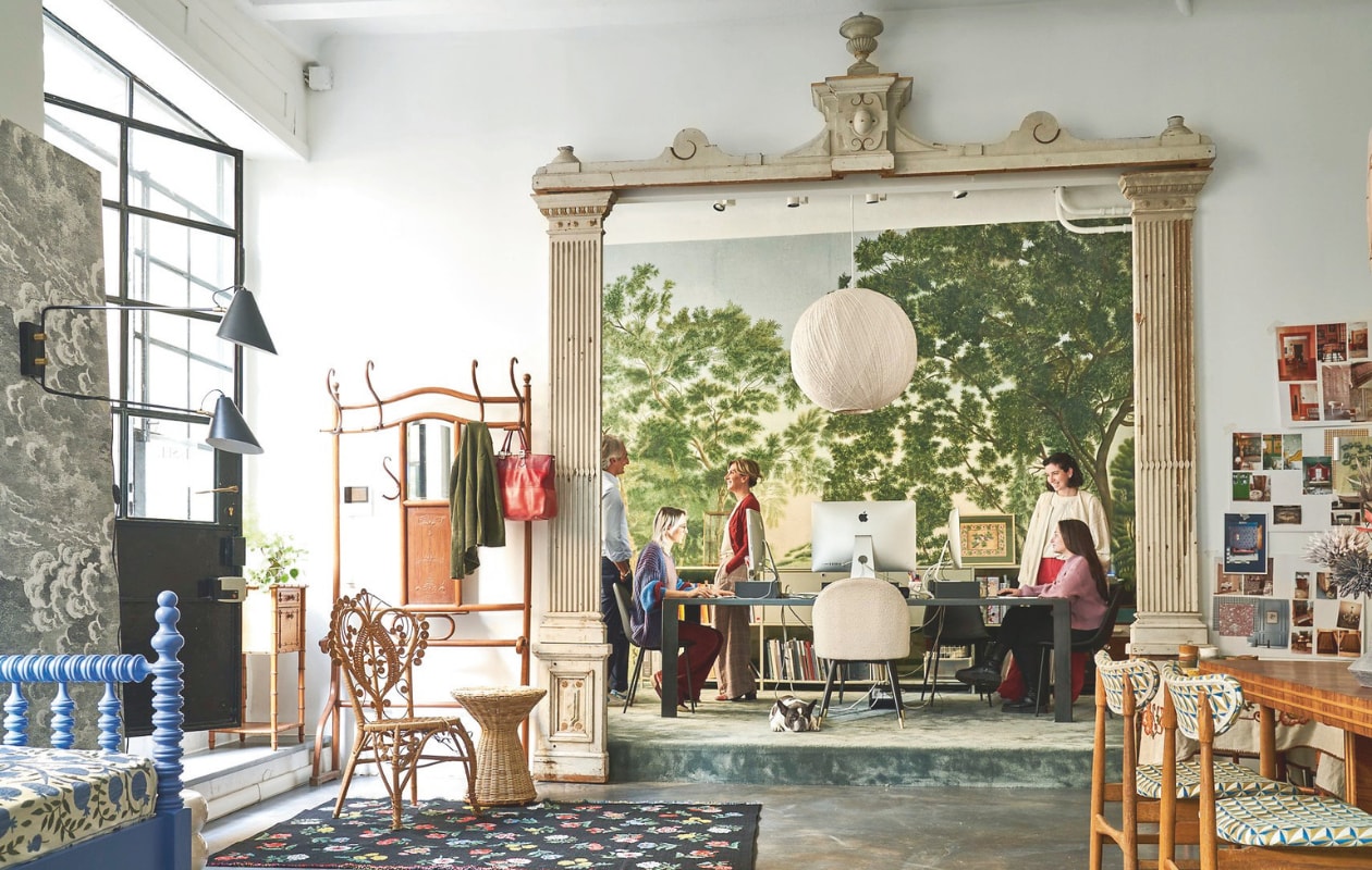 Daybed, vintage kapstok, tafel rechts en gestoffeerde stoelen Nap Atelier, bijzettafel HKliving, stoel ernaast vintage. tapijt Miho. vtwonen 09-2024 | styling Francesca Davoli | fotografie Fabrizio Cicconi