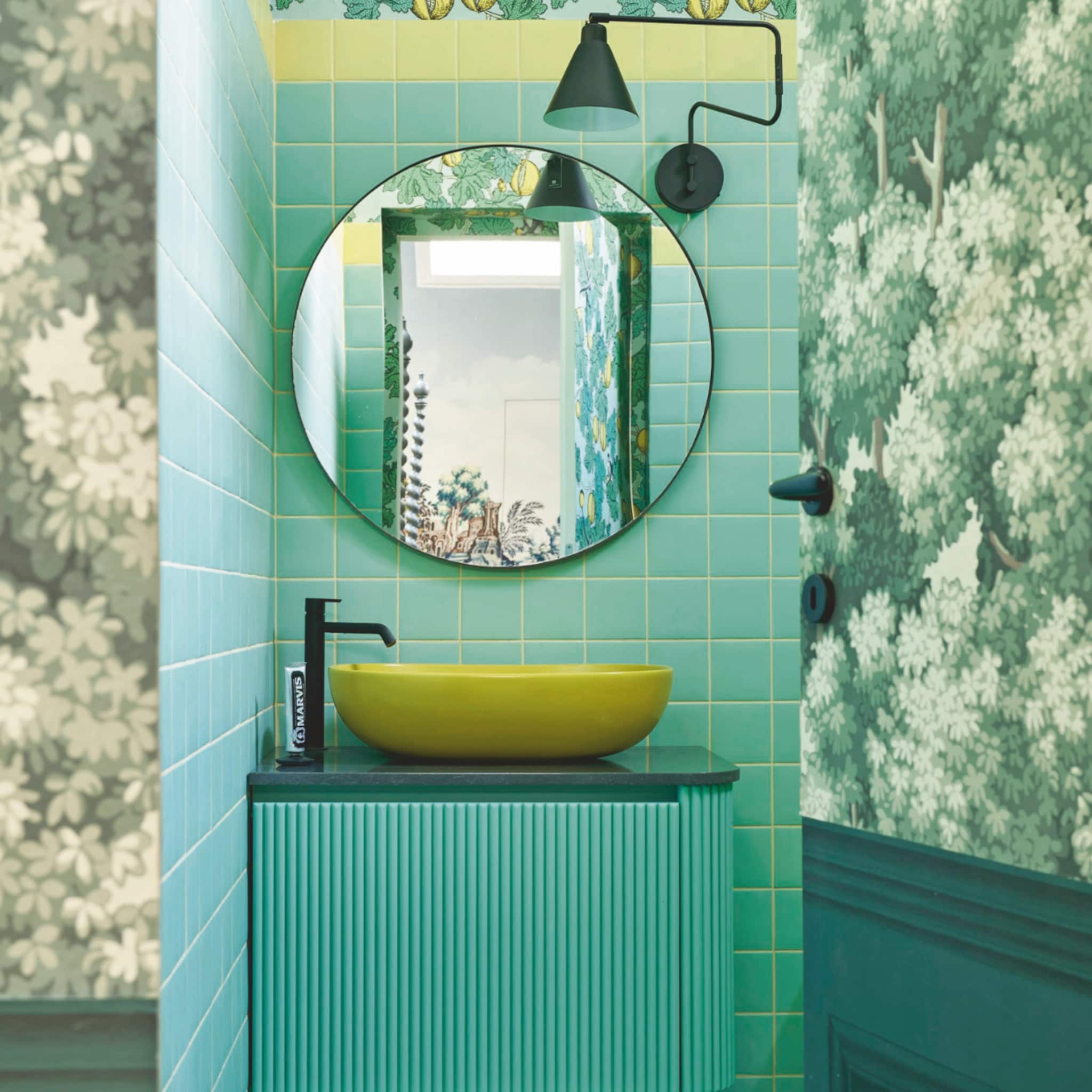 binnenkijken in kleurrijke badkamers