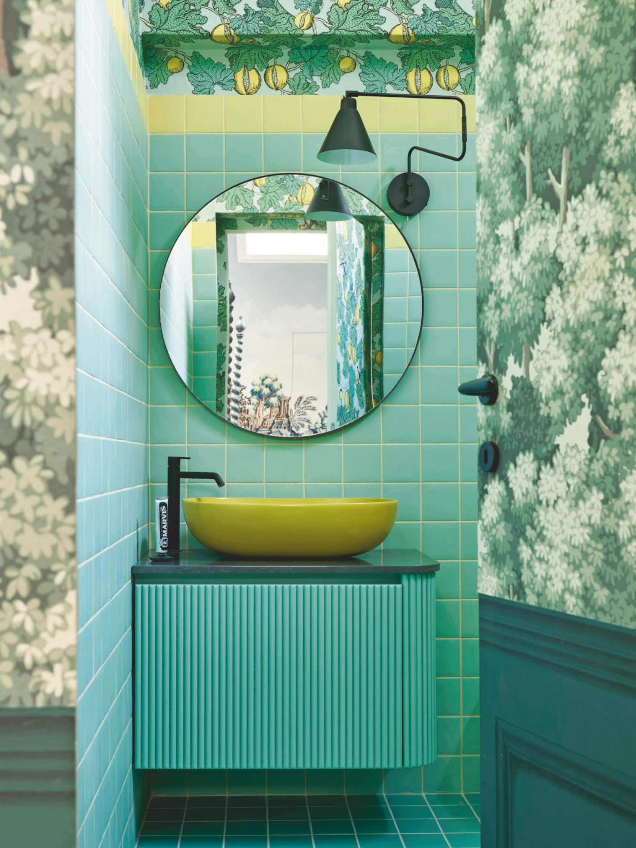 binnenkijken in kleurrijke badkamers