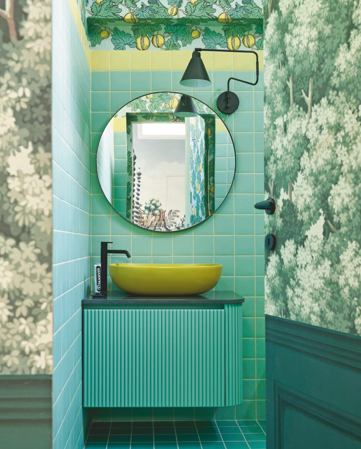 Wastafelmeubel zelf ontworpen, spoelbak Nic Design, spiegel HKliving, wandlamp House Doctor, tegels 41zero42. vtwonen 09-2024 | styling francesca davoli | fotografie fabrizio cicconi