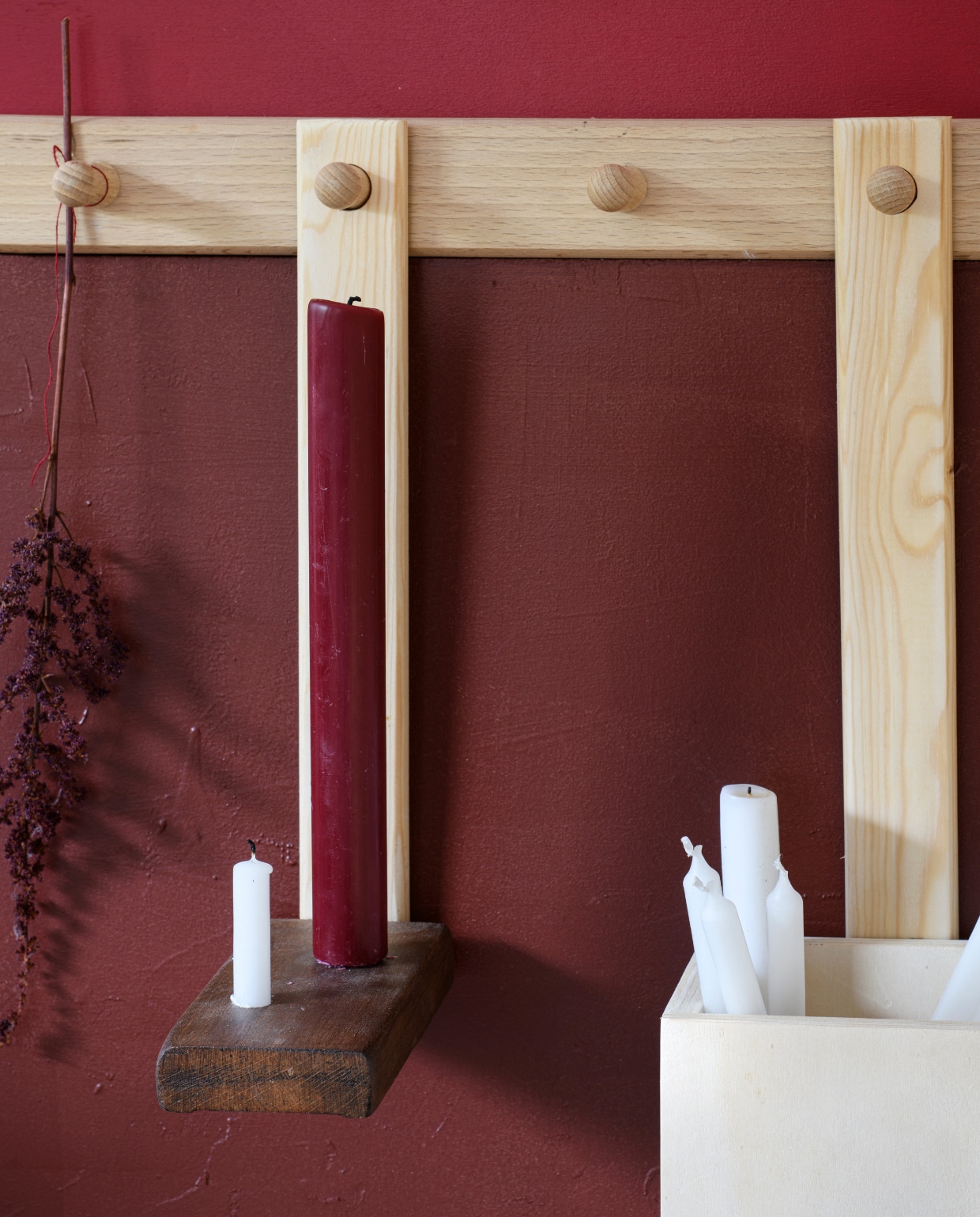 Muurverf boven Intelligent Eggshell Theatre Red 192, muurverf onder Intelligent Eggshell Arras 316, per liter € 71,- (littlegreene.nl). Gietijzeren kandelaar Lykta, 11x22 cm (Øxh) € 22,50 (bymolle.com). Bordeauxrode kaars € 2,25, potloodkaarsen, per 20 € 6,90 (zaanschfaamwebshop.nl). Print van botanische tekening en stoel privébezit. vtwonen DIY special 9 | styling Myla Griese | fotografie Louis Lemaire