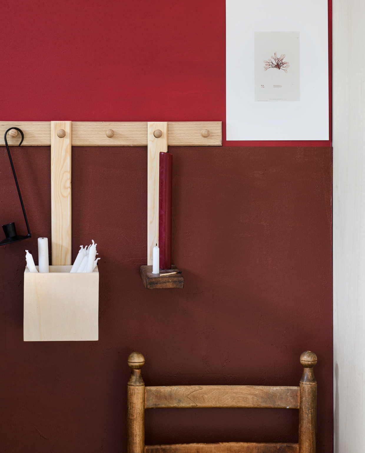 Muurverf boven Intelligent Eggshell Theatre Red 192, muurverf onder Intelligent Eggshell Arras 316, per liter € 71,- (littlegreene.nl). Gietijzeren kandelaar Lykta, 11x22 cm (Øxh) € 22,50 (bymolle.com). Bordeauxrode kaars € 2,25, potloodkaarsen, per 20 € 6,90 (zaanschfaamwebshop.nl). Print van botanische tekening en stoel privébezit. vtwonen DIY special 9 | styling Myla Griese | fotografie Louis Lemaire