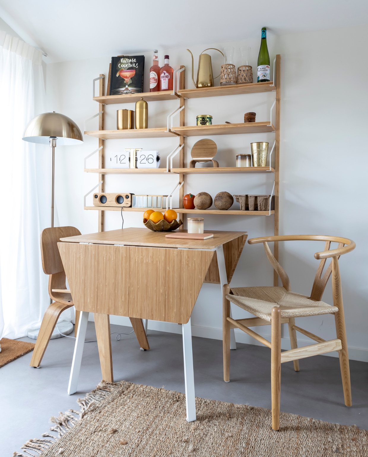 Vloerlamp It’s about RoMi. Uitklaptafel Ikea. Stoel links Eames DCW-replica, stoel rechts Wishbone Chair van Hans Wegner. Vloerkleed, spiegel en geurkaarsen in pot HKliving. Plankensysteem Ikea. Gieter Sissy-Boy Homeland. IJsbak en cocktailshaker Bloomingville. Theedoos Xenos. Flipclock Karlsson. Soundbox House of Marley. Glazen doos Kwantum. Fruitschaal Zara Home. vtwonen binnenkijken special 12-2021 | fotografie Henny van Belkom