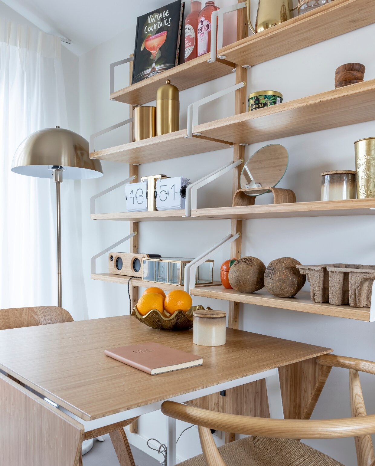 Vloerlamp It’s About Romi, uitklaptafel Ikea, stoel links Eames DCW Replica, stoel rechts Wishbone Chair, vloerkleed, waterkaraffen, spiegel en geurkaarsen in pot HKliving. Gieter Sissy-Boy, ijsbak Bloomingville, cocktailshaker Bloomingville, theedoosje Xenos, flipclock Karlsson, soundbox House of Marley, glazen doos Kwantum, fruitschaal Zara Home, boek Yaya. Plankensysteem Ikea. vtwonen binnenkijken special 12-2021 | fotografie Henny van Belkom