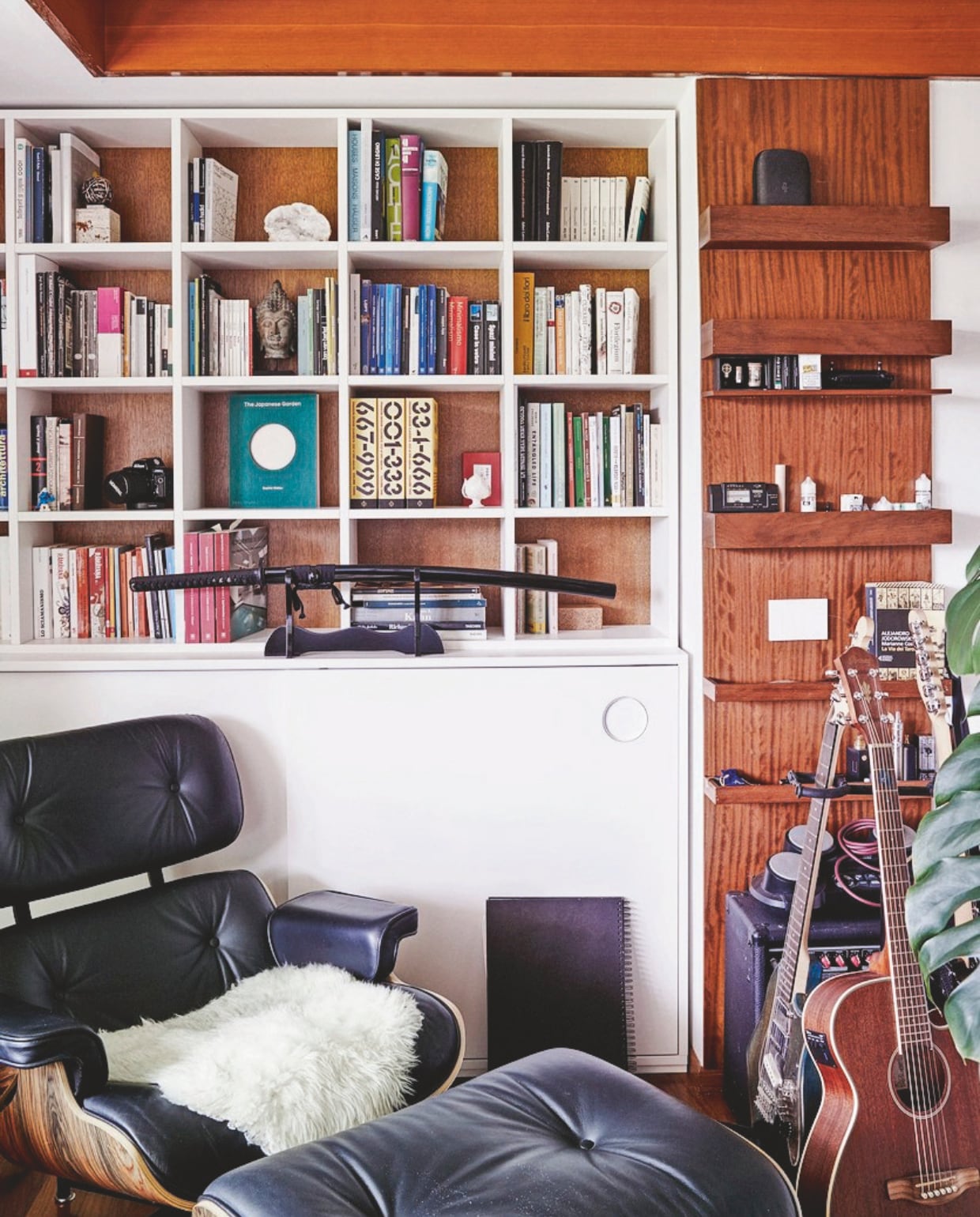 Eames-fauteuil Vitra, kasten en planken eigen ontwerp. vtwonen 02-2025 | styling Sarah Devi Giubilini | fotografie Brent Darby | productie Living Inside