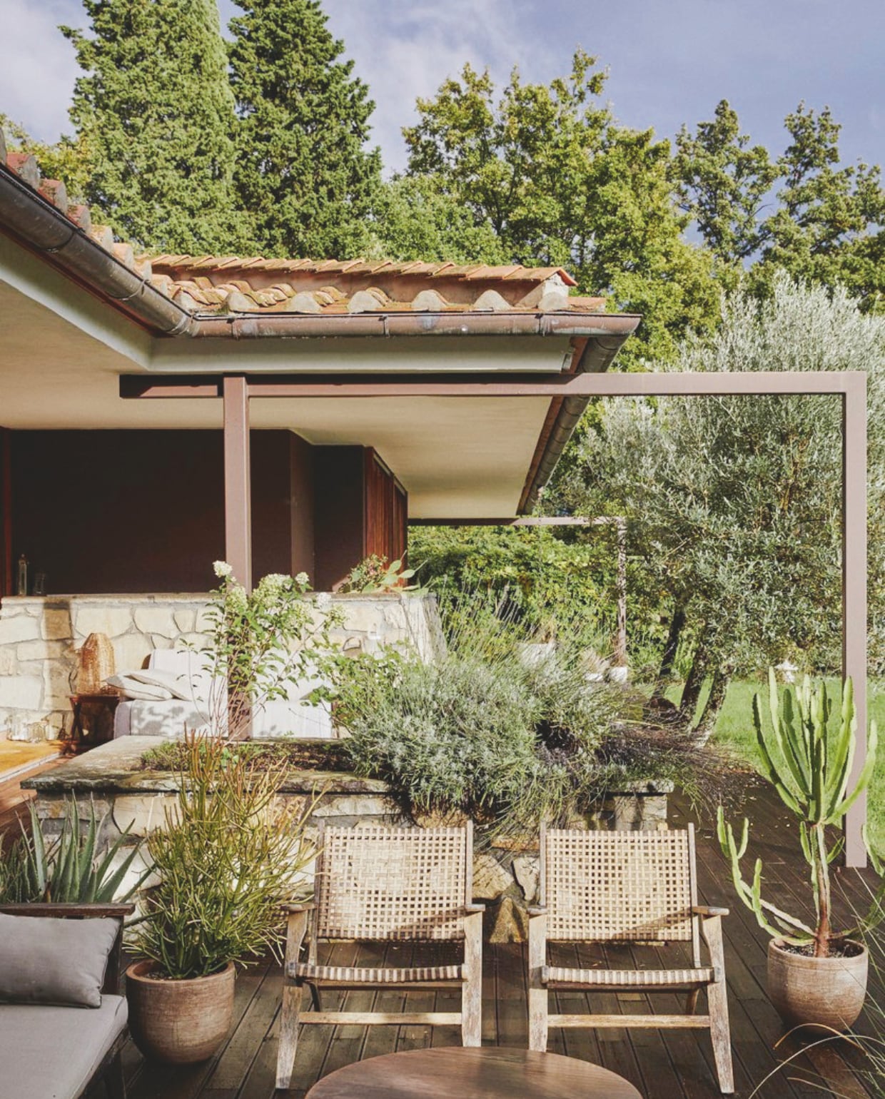 Vergelijkbare outdoor lounger HKliving vtwonen 02-2025 | styling Sarah Devi Giubilini | fotografie Brent Darby | productie Living Inside