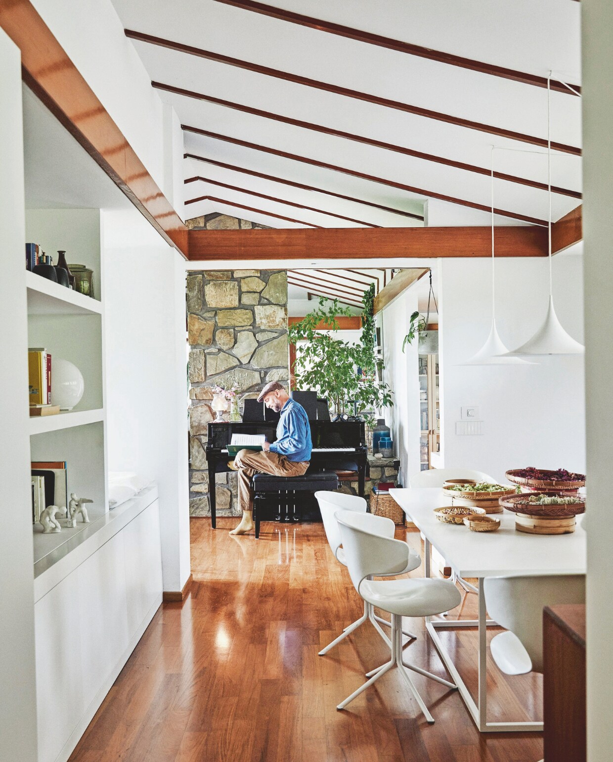 Tafel Studioforma, stoelen Bonaldo, hanglampen Gubi, stoom- en oogstmanden toko. vtwonen 02-2025 | styling Sarah Devi Giubilini | fotografie Brent Darby | productie Living Inside