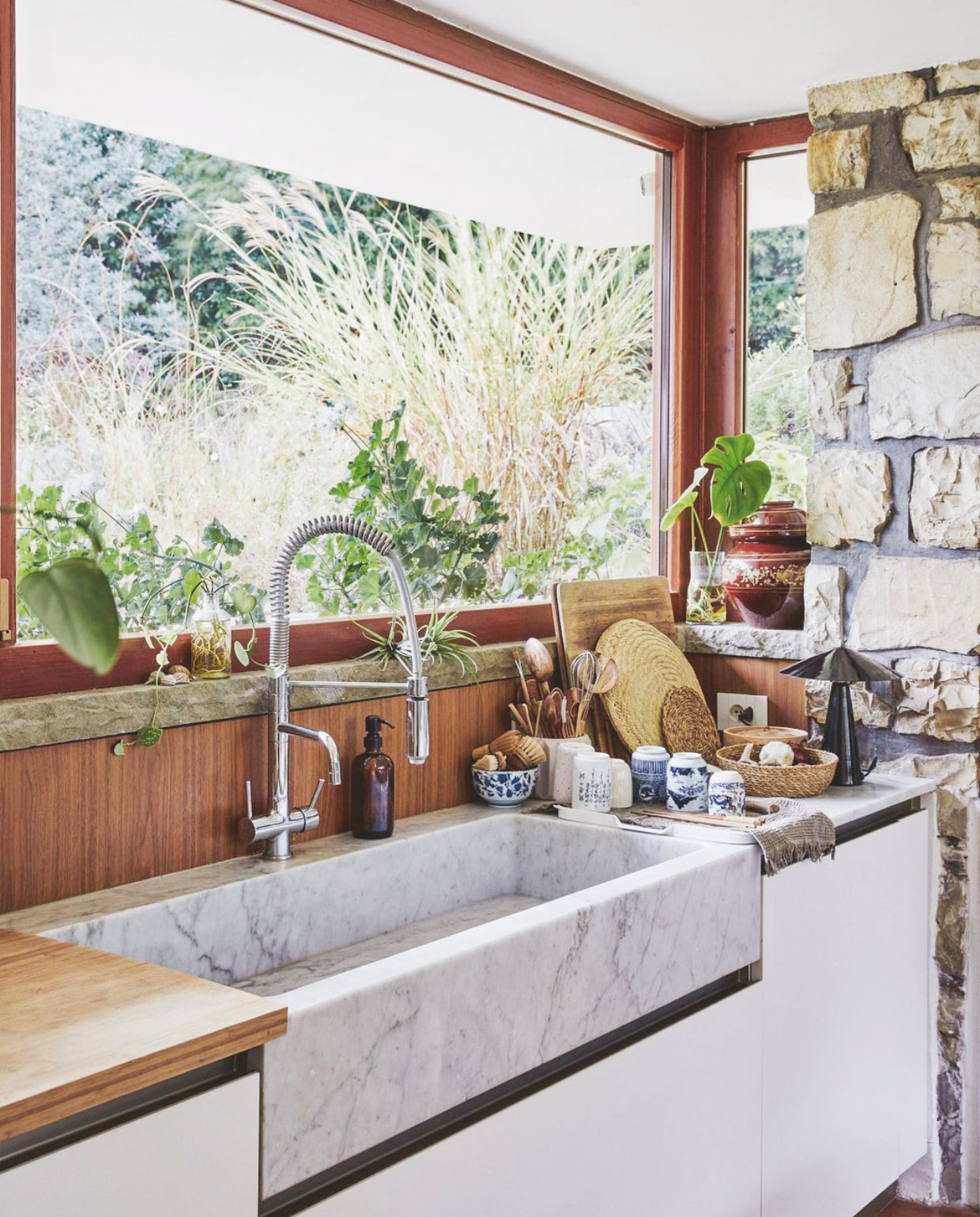 Soortgelijk: marmeren gootstenen Ariës Natuursteen, lamp Leitmotiv. vtwonen 02-2025 | styling Sarah Devi Giubilini | fotografie Brent Darby | productie Living Inside