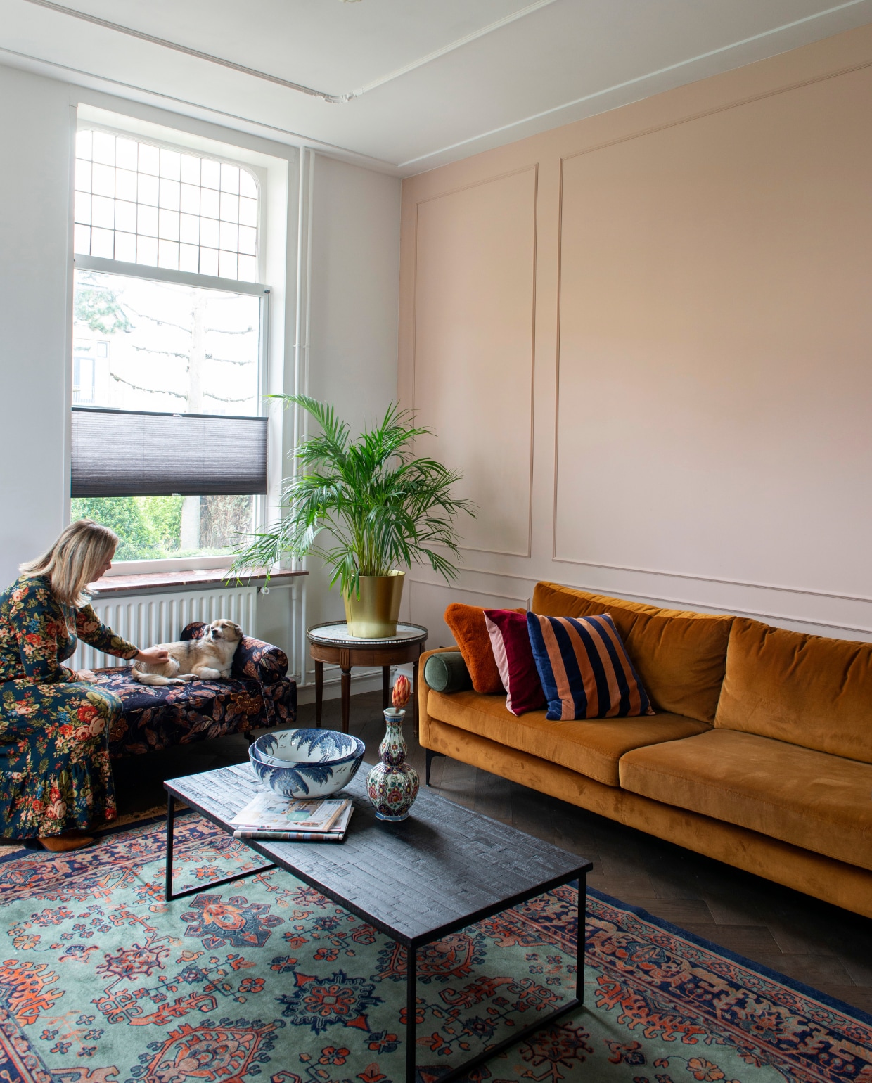 Kleur wand Pink Nudity Flexa. Bank The Sofa Company, daybed Karwei, vloerkleed Raz van Wonen met Lef. Vaas kringloopwinkel, bijzettafel van de brocantemarkt in Lille. Salontafel BePureHome, schalen met palmboom-dessin Van Roon Living. Kussens van achter naar voor Karwei, The Pink Club, Hema, HKliving. Goudkleurige plantenpot Ikea, raambekleding Veneta. vtwonen 08-2020 | styling Jeske Weel &amp; Sofie de Kruijff | fotografie Caroline Coehorst
