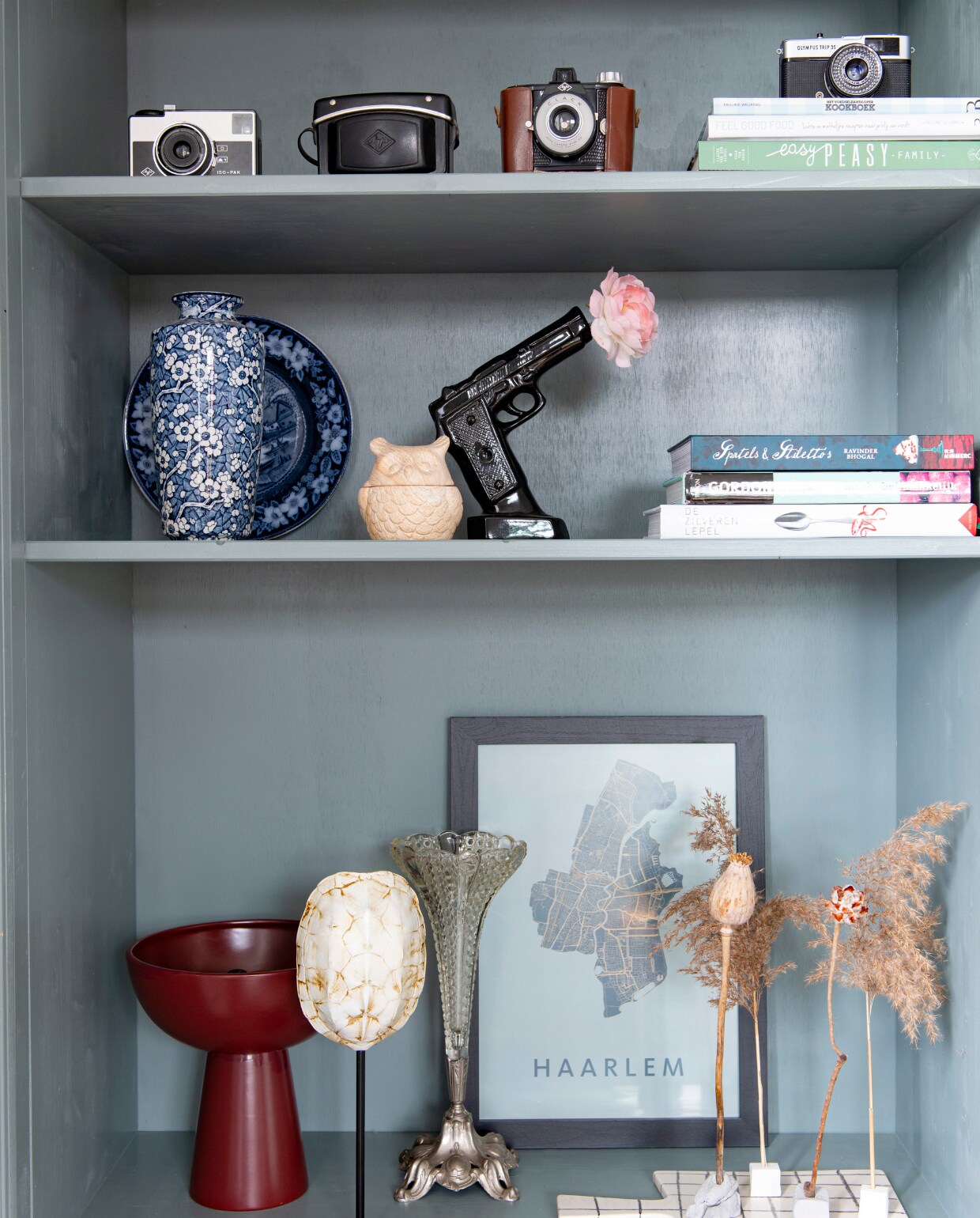 In de kast veel vintage, print Kunst in Kaart, snijplank HKliving, Vaas kringloop. schalen , Van Roon Living. vtwonen 08-2020 | styling Jeske Weel &amp; Sofie de Kruijff | fotografie Caroline Coehorst