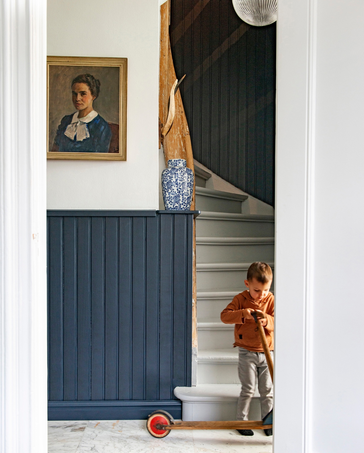 Step en schilderij familiebezit.Blauw-witte pot House of Nature. vtwonen 08-2020 | styling Jeske Weel &amp; Sofie de Kruijff | fotografie Caroline Coehorst