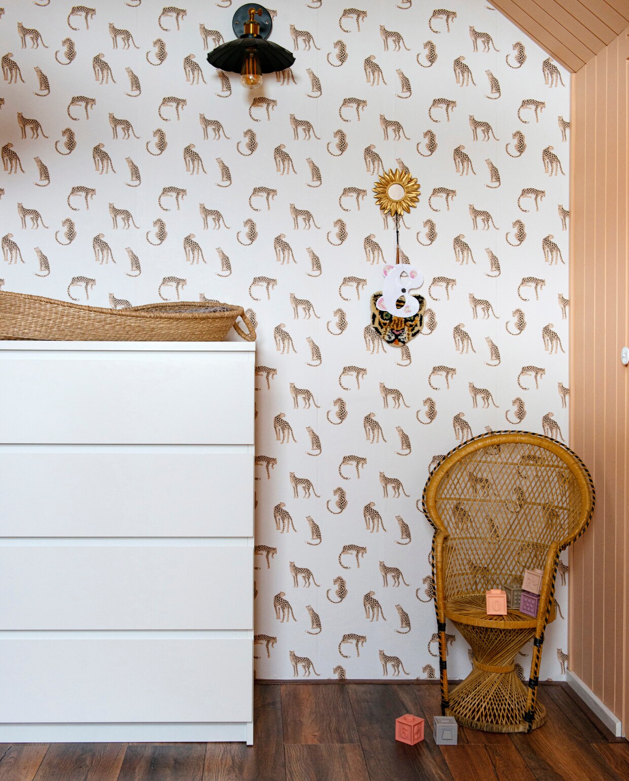 Ladenkast Ikea, verschoonmand Olli Ella. Behang Kwantum. Haak met spiegel Home Accents. Speelblokken bol.com. Hanger panter Doing Goods. Masker poes Søstrene Grene. Wandlamp Groenovatie. vtwonen 08-2020 | styling Jeske Weel &amp; Sofie de Kruijff | fotografie Caroline Coehorst