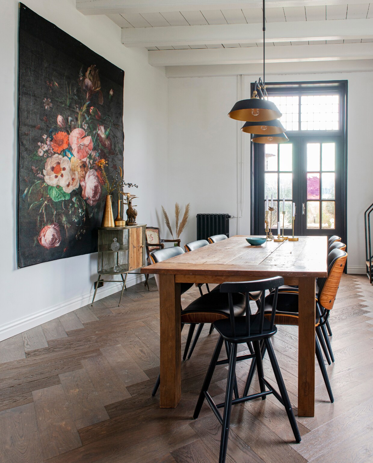 Vloer vtwonen visgraatparket Karwei, hanglamp Steinhauer, eetkamerstoelen 4uDesigned, hoge kinderstoel Ikea. Eettafel Het Tafelpakhuis. Oude radiator Schijf Restoric. Replica schommelstoel van Charles Eames via Haarlems Veilinghuis. Blauw-witte vaas House of Nature, boeket kunstbloemen Meestervervalsers. vtwonen 08-2020 | styling Jeske Weel &amp; Sofie de Kruijff | fotografie Caroline Coehorst