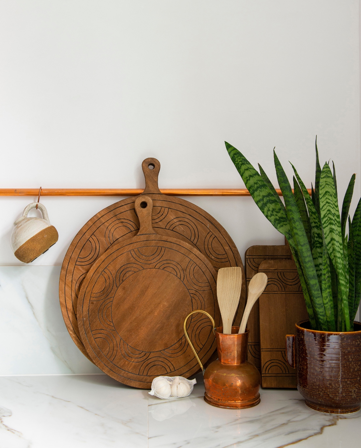 Kan en snijplanken House of Nature. Koperen stang Gamma, S-haken House Docto vtwonen 08-2020 | styling Jeske Weel &amp; Sofie de Kruijff | fotografie Caroline Coehorst