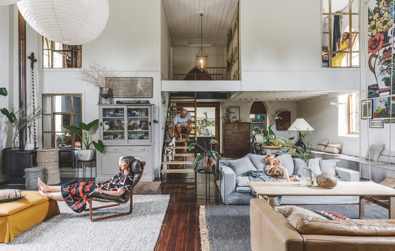 Linnen bank Living by Design, leren bank gumtreeaustralia.com.au, wollen vloerkleed Freedom Furniture, sisal vloerkleed James Lane, oker fauteuil en voetenbank Ikea. Wishbone Chair van Hans Wegner, een verjaardagscadeau, Carl Hansen &amp; Søn. vtwonen 10-2024 | fotografie Marnie Hawson