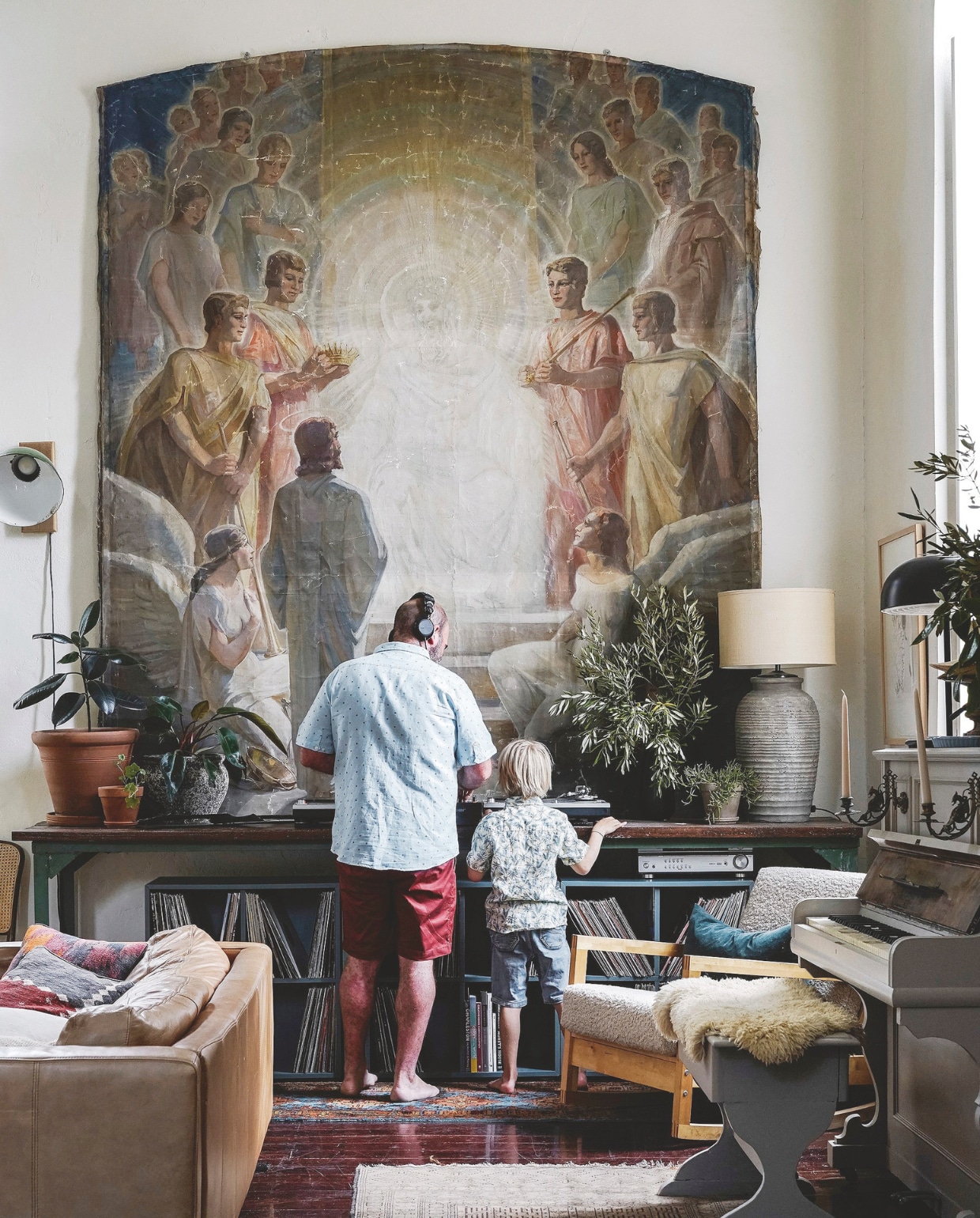 De gedateerde en gesigneerde fresco van Karl Forup is afkomstig uit een kerk in Kopenhagen, maar gevonden bij een lokale handelaar. Wandtafel zelfgemaakt. Open kast Ikea. Leren bank gumtreeaustralia.com.au. vtwonen 10-2024 | fotografie Marnie Hawson
