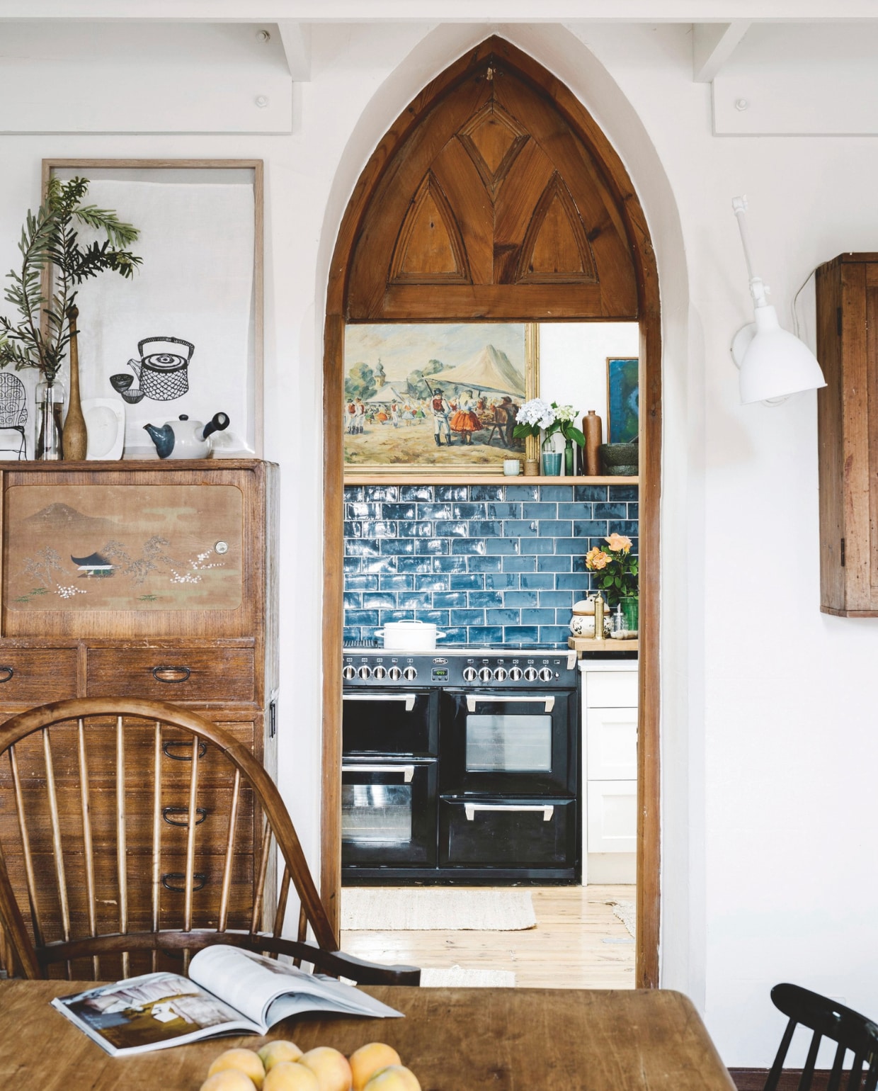 Eettafel veilinghuis, vintage eettafelstoelen gumtreeaustralia.com.au. Het deurkozijn is origineel. vtwonen 10-2024 | fotografie Marnie Hawson