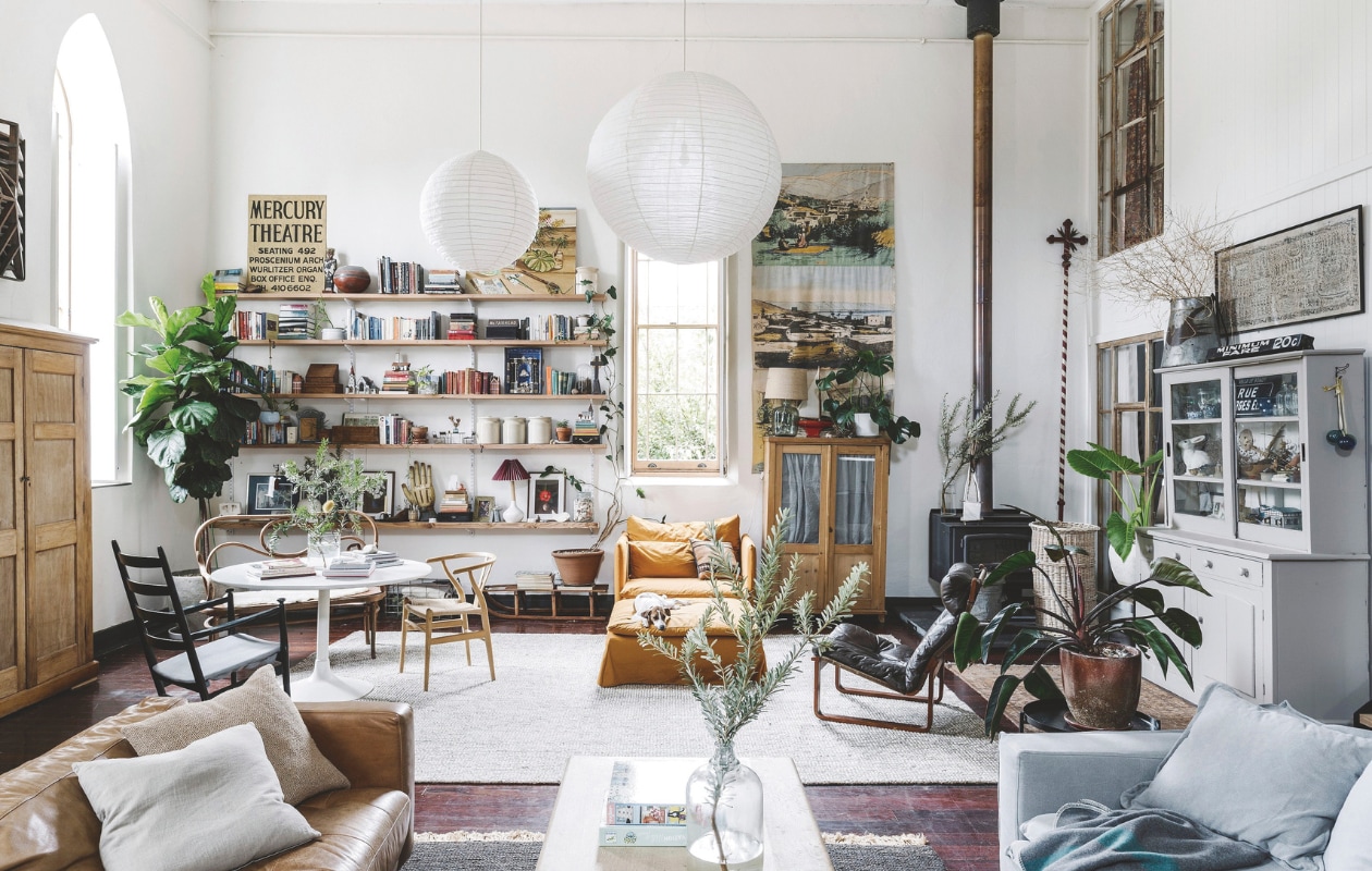 Linnen bank Living by Design, leren bank gumtreeaustralia.com.au, wollen vloerkleed Freedom Furniture, sisal vloerkleed James Lane, oker fauteuil en voetenbank Ikea. Wishbone Chair van Hans Wegner, een verjaardagscadeau, Carl Hansen &amp; Søn. vtwonen 10-2024 | fotografie Marnie Hawson