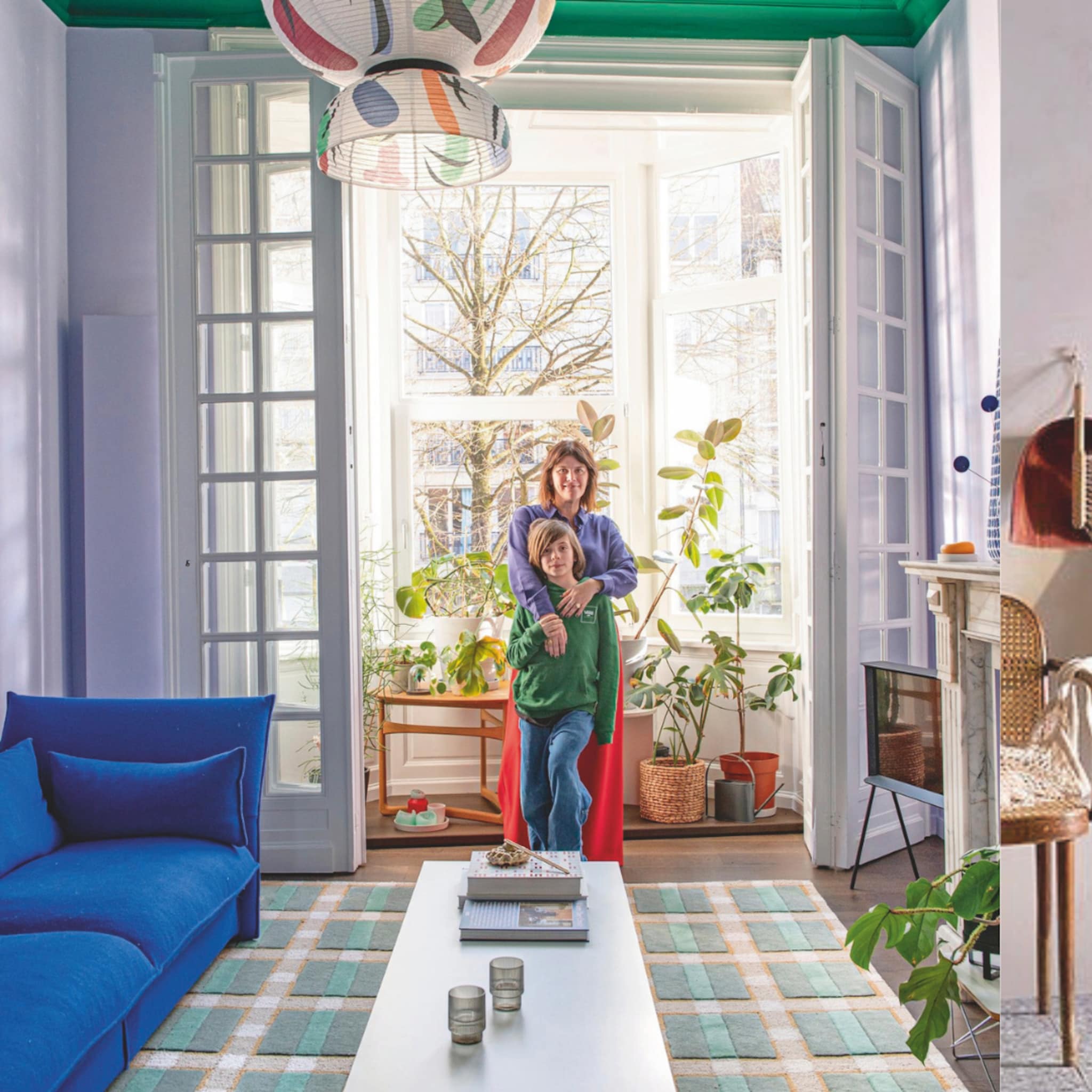 Woonkamer met een blauwe bank en een groen plafond