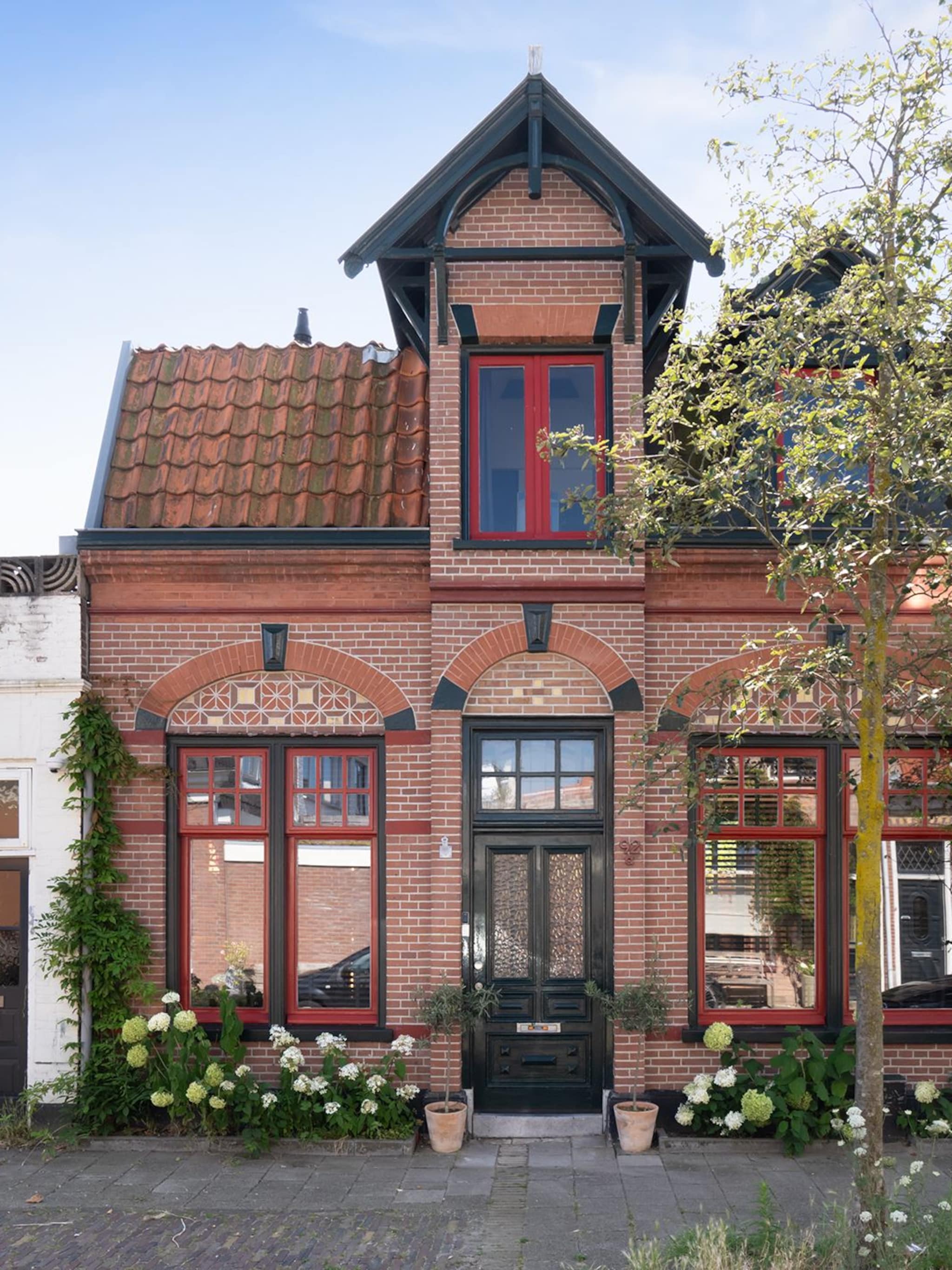 van boswachtershuis naar trendy kleurrijke gezinswoning