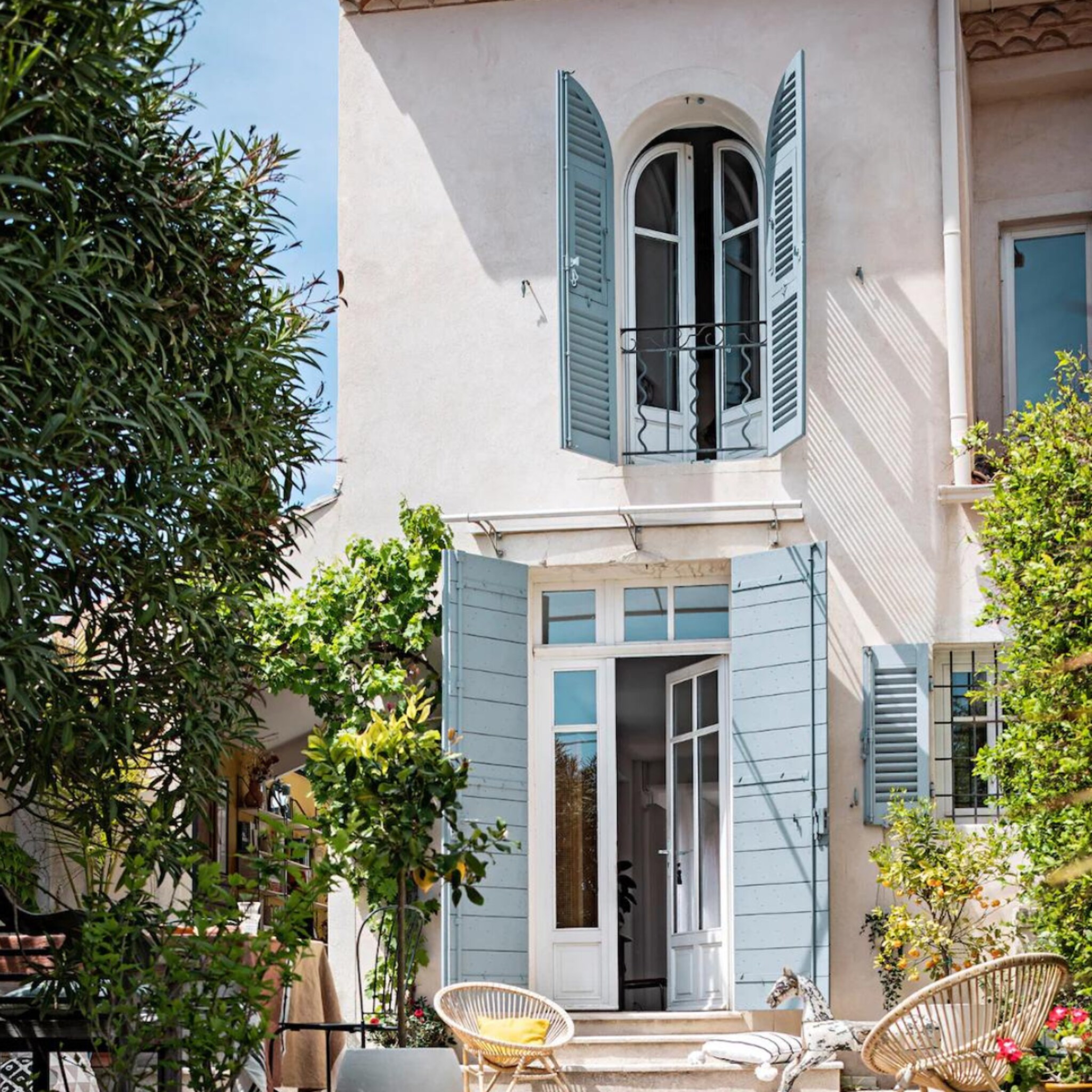 Wit gepleisterd herenhuis met blauwe luiken in Marseille