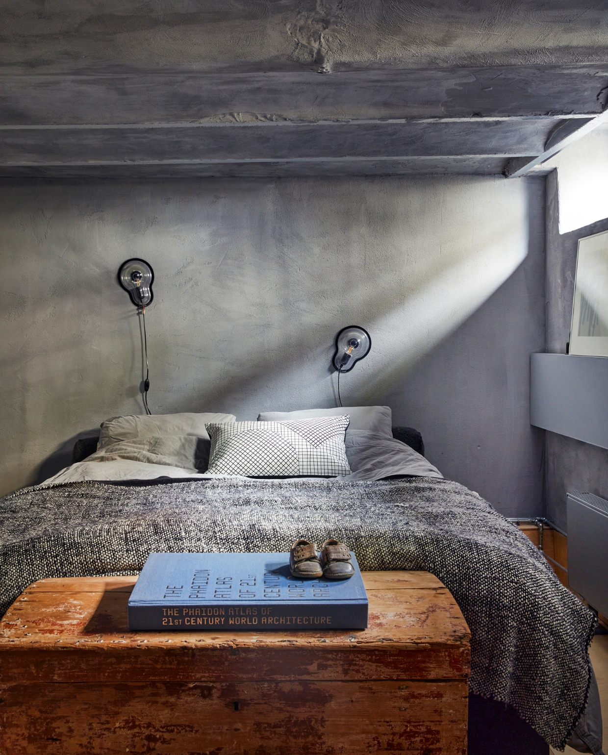Multipor minerale isolerende panelen Eco-logisch. Kalkverf in kleur Thorn van Bauwerk. Stickey Lamp Droog Design. Beddengoed en kussenhoes Ikea. Plaid gekregen van ontwerpbureau Wolterinck, een oude werkgever. Kist rommelmarkt. Babyschoentjes van Mees. vtwonen special binnenkijken 03-2022 | productie &amp; styling José Martens | fotografie Peggy Janssen