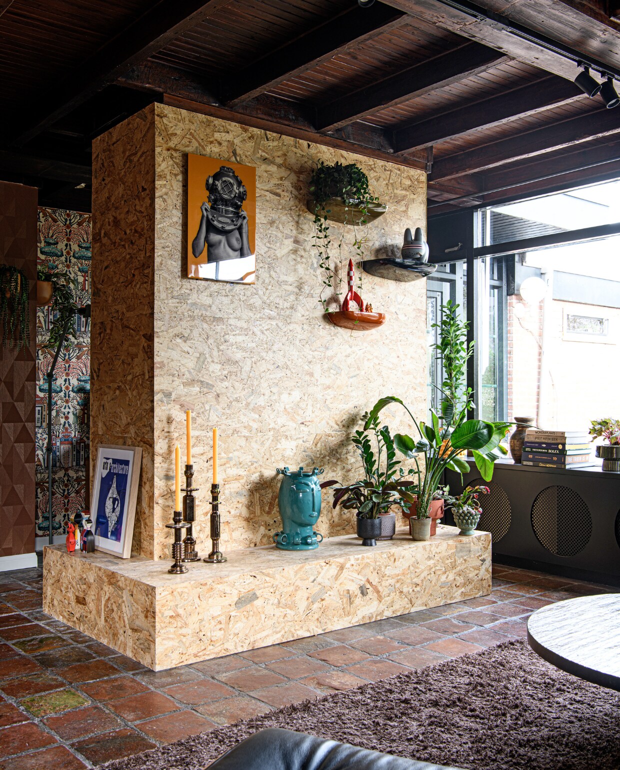 Kunstwerk Victor Spinelli via House of Wow, wandplanken Corniches van Vitra, kandelaars Diesel x Seletti, turquoise sculptuur Loods 5. Overig onbekend. vtwonen 10-2023 | styling Kim Timmerman | fotografie Louis Lemaire